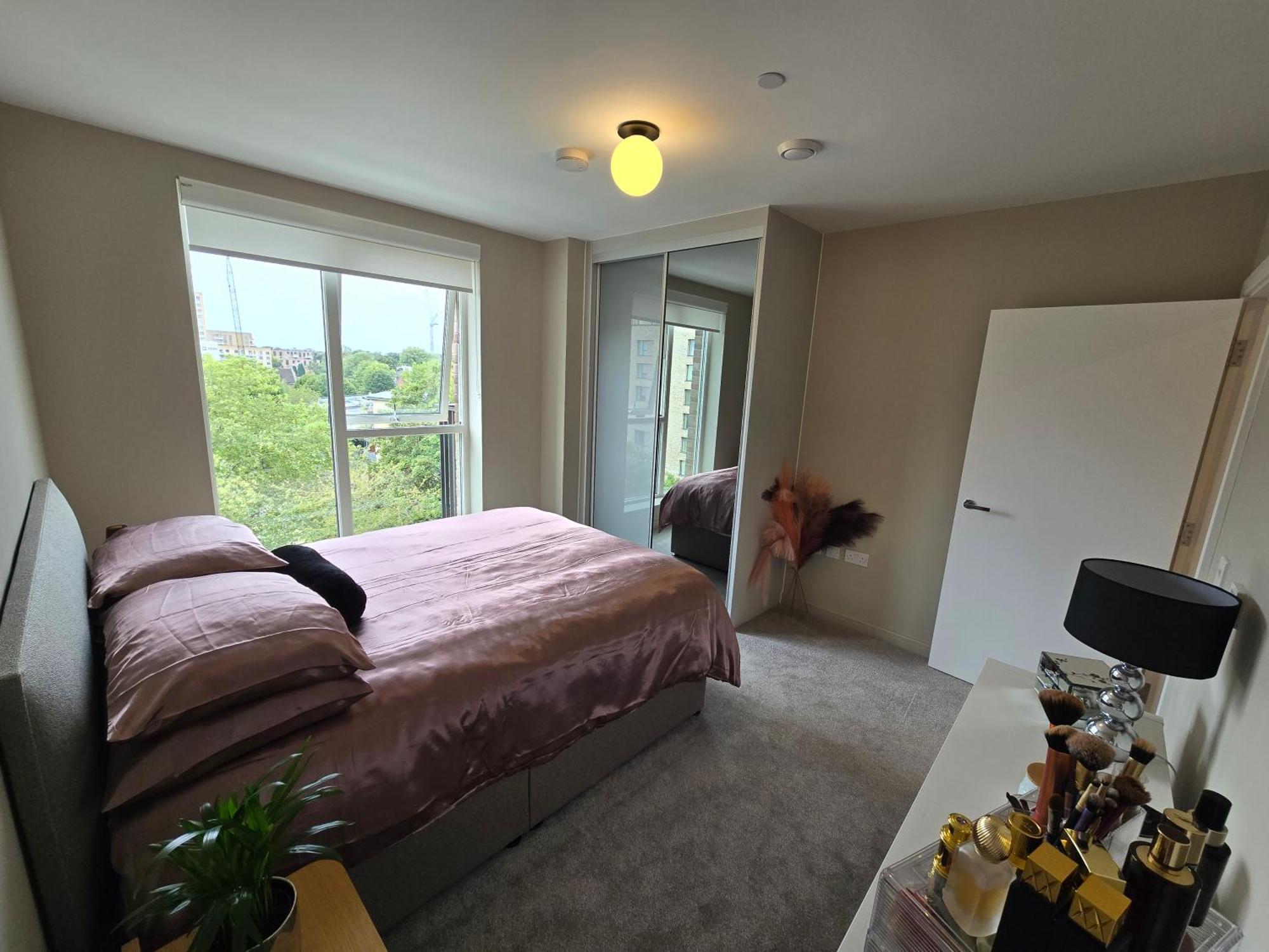 Luxury One Bedroom Flat With Balcony Apartment *