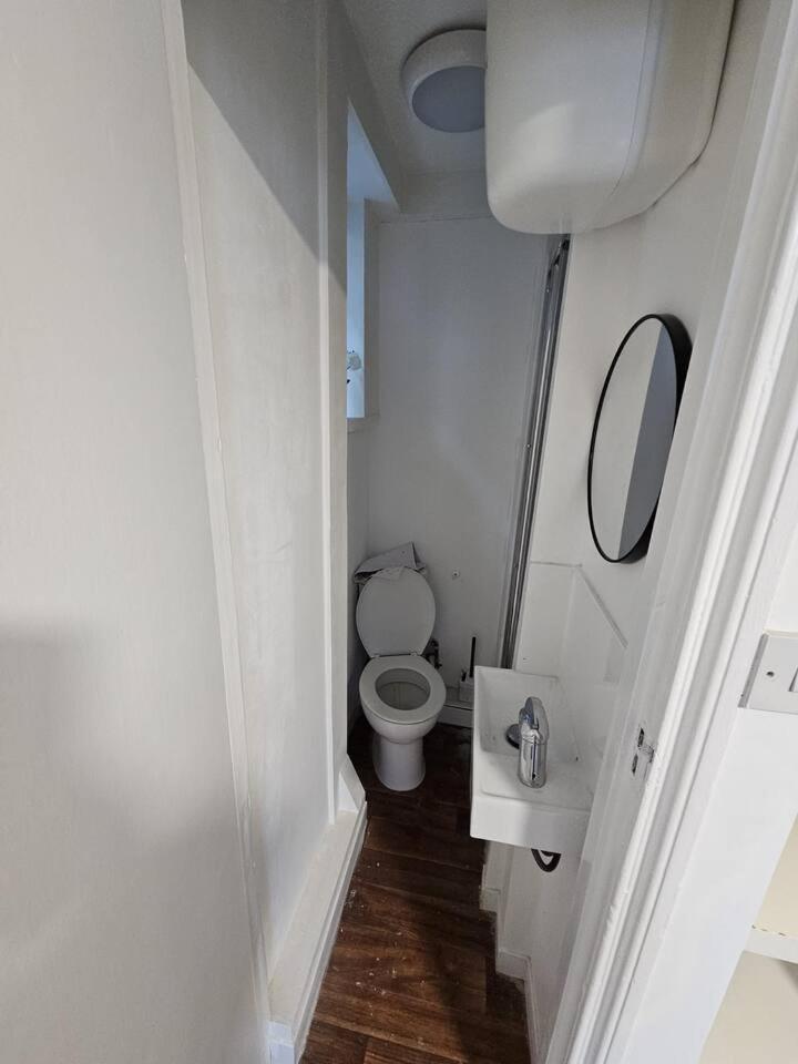 Apartment Small And Compact Flat Great Connection 791
