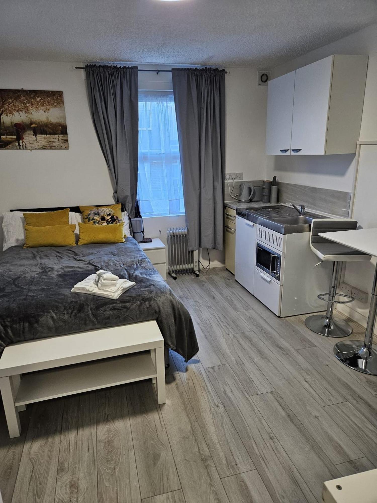 Apartment Small And Compact Flat Great Connection 791