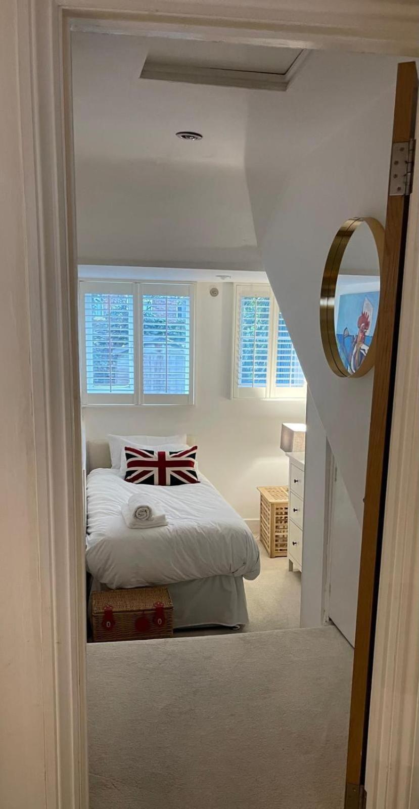 Beautiful Two Bedroom Flat In Kensington Apartment London