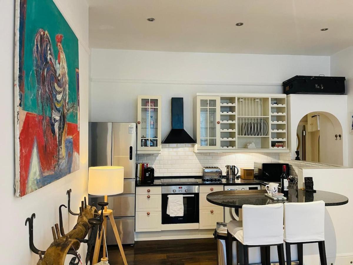 Beautiful Two Bedroom Flat In Kensington London