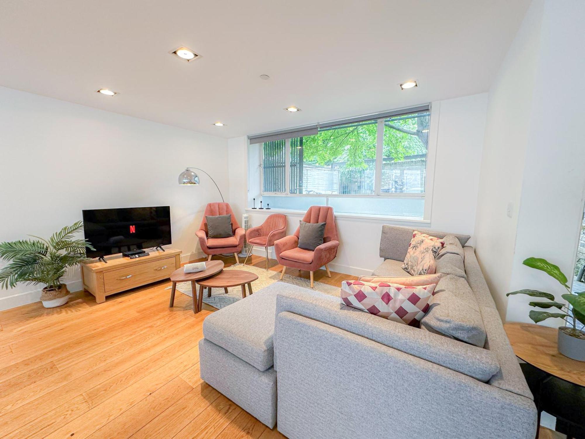 Spacious 3-bedroom Flat In Holloway With Unique Patio With Free Wi-fi Leilighet London