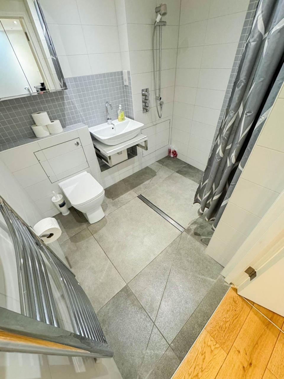 Leilighet Spacious 3-bedroom Flat In Holloway With Unique Patio With Free Wi-fi *