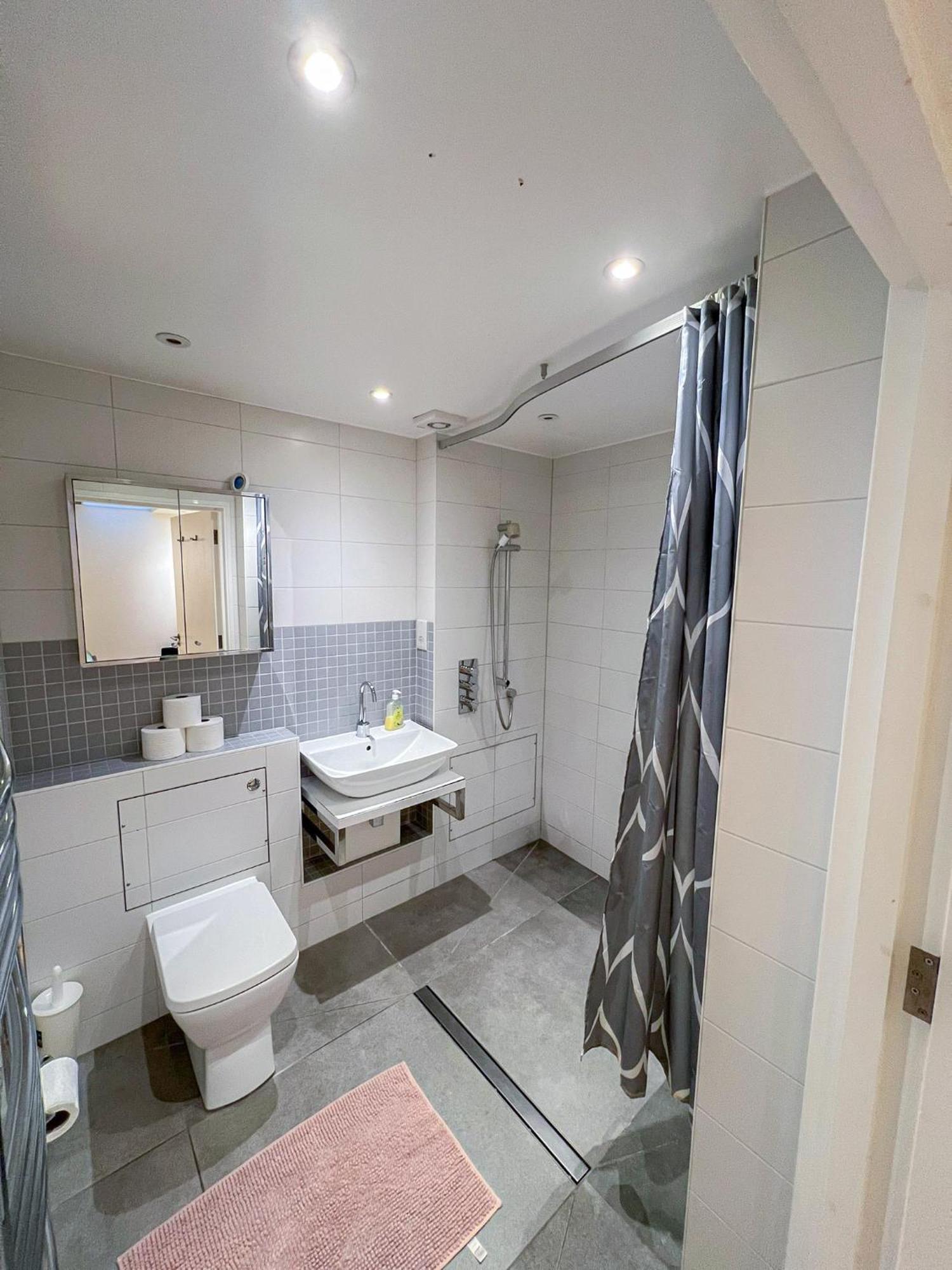 Spacious 3-bedroom Flat In Holloway With Unique Patio With Free Wi-fi Leilighet