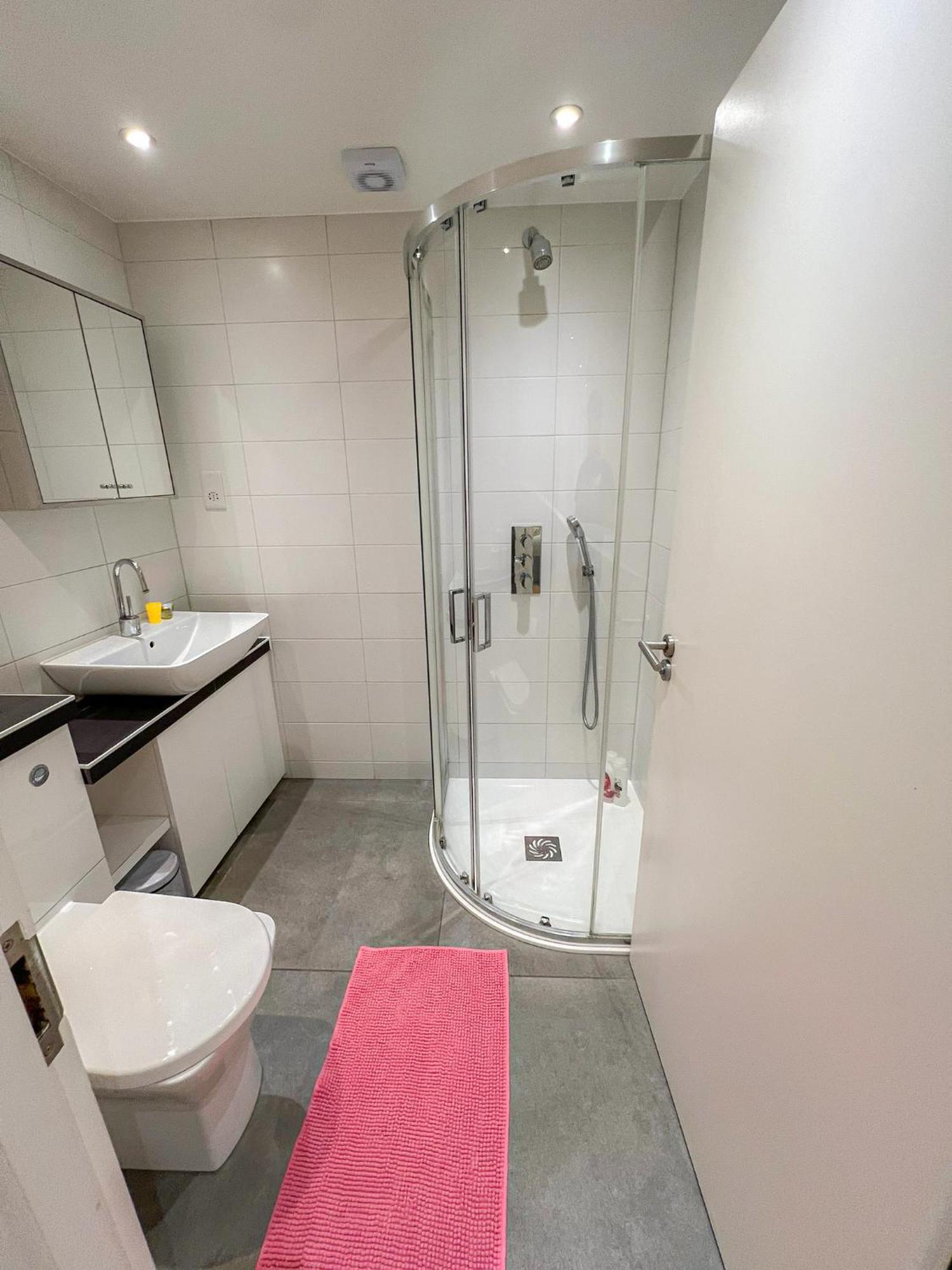 Leilighet Spacious 3-bedroom Flat In Holloway With Unique Patio With Free Wi-fi *