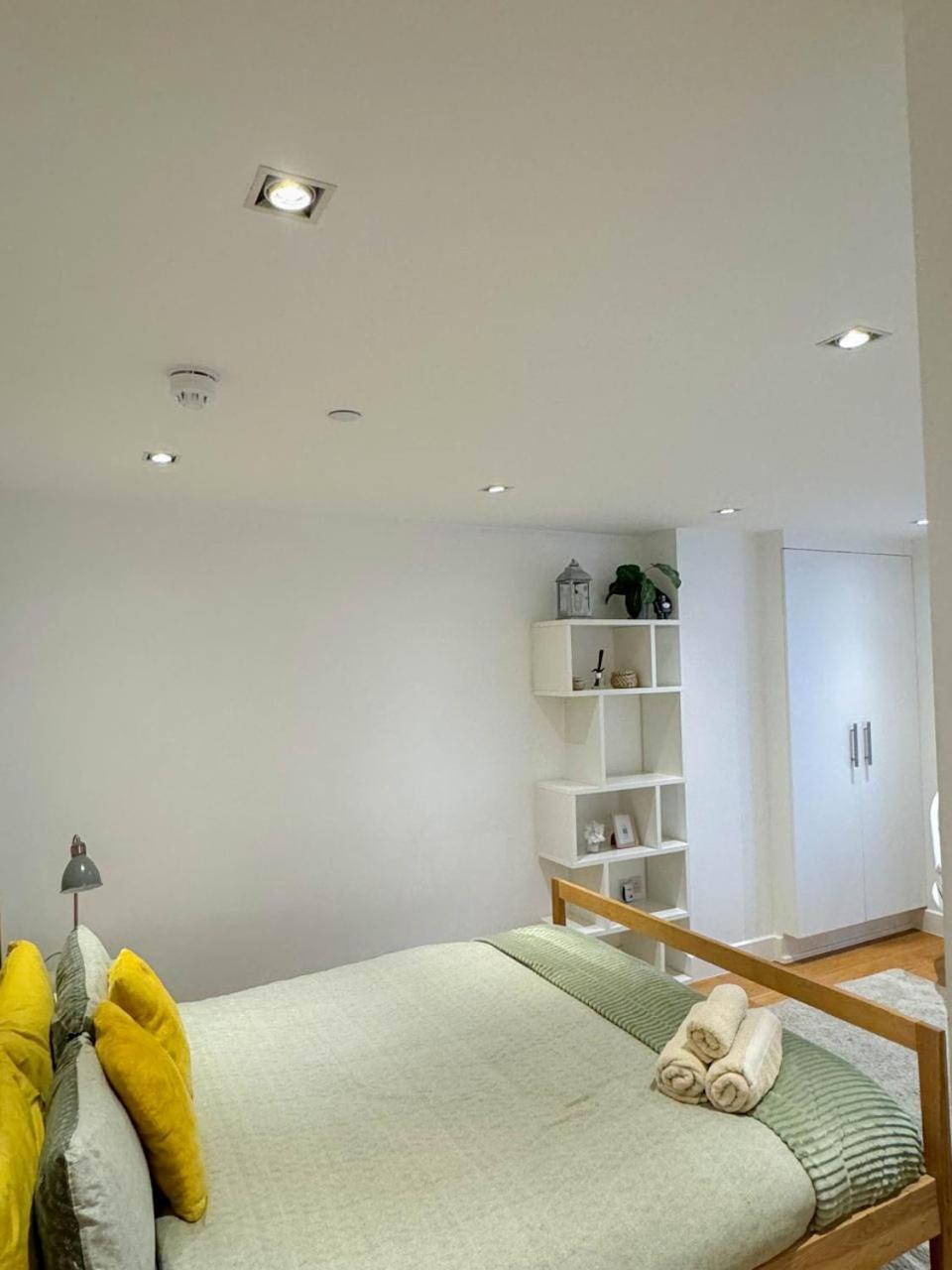 Leilighet Spacious 3-bedroom Flat In Holloway With Unique Patio With Free Wi-fi *