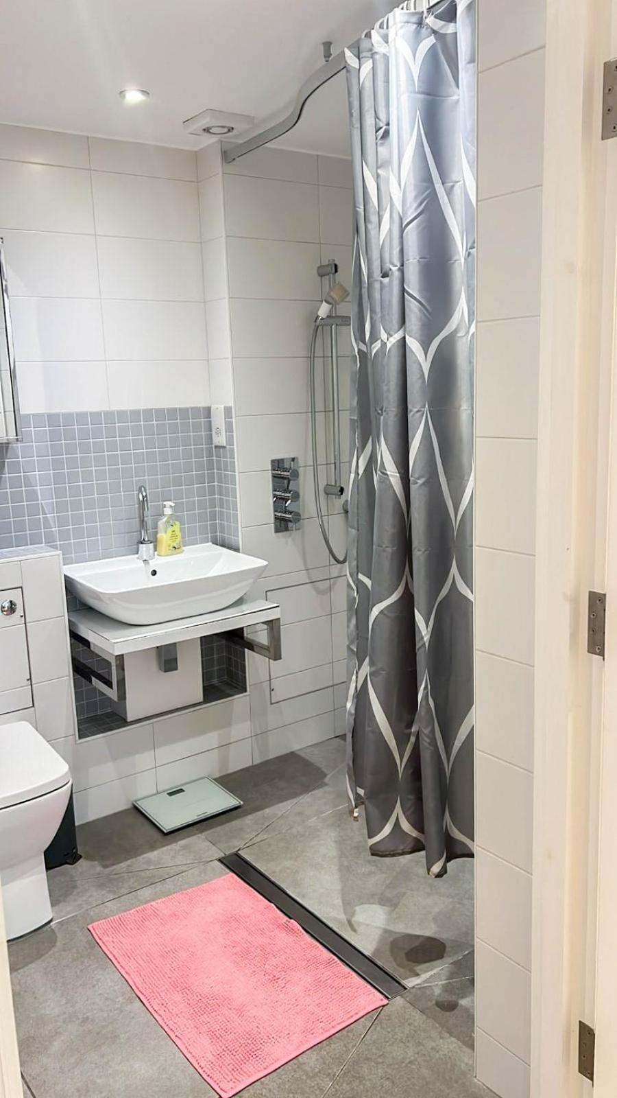 Leilighet Spacious 3-bedroom Flat In Holloway With Unique Patio With Free Wi-fi *