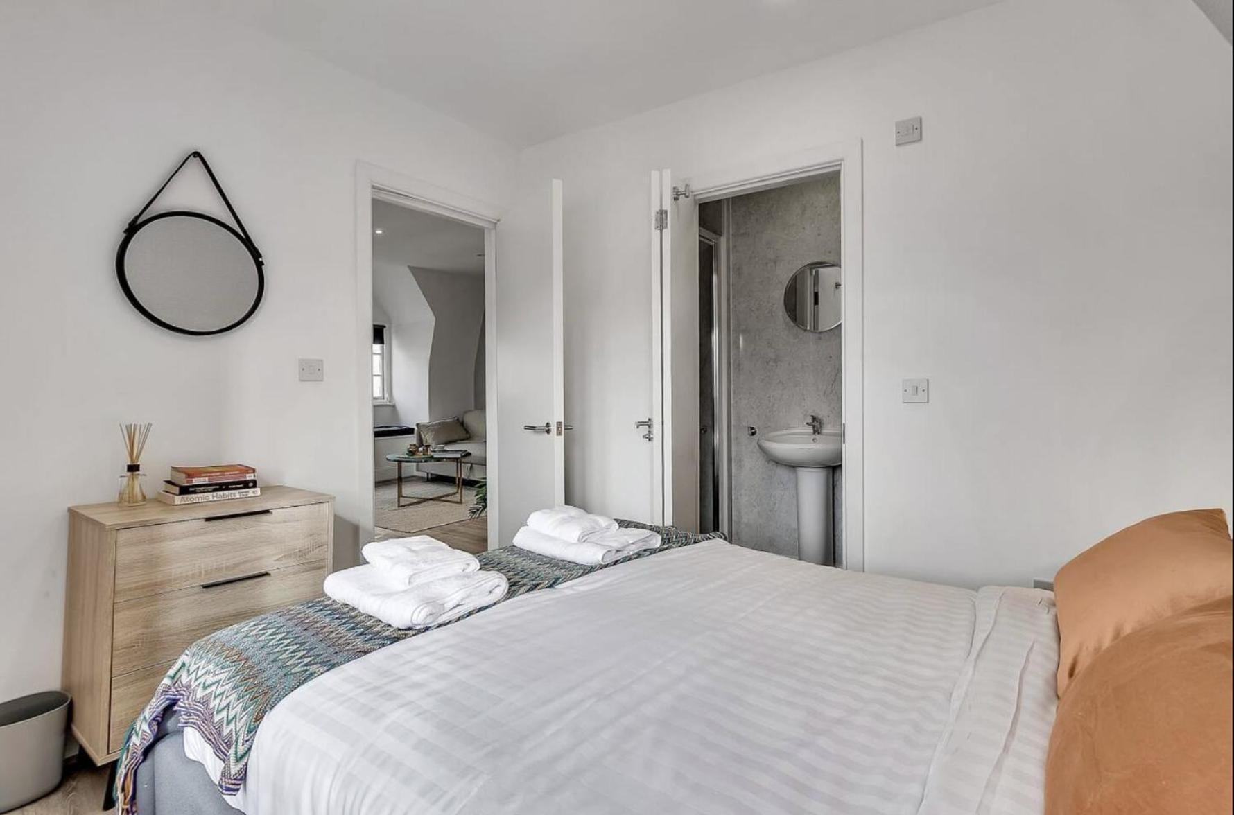 Vibrant Kensington Street Apartment London
