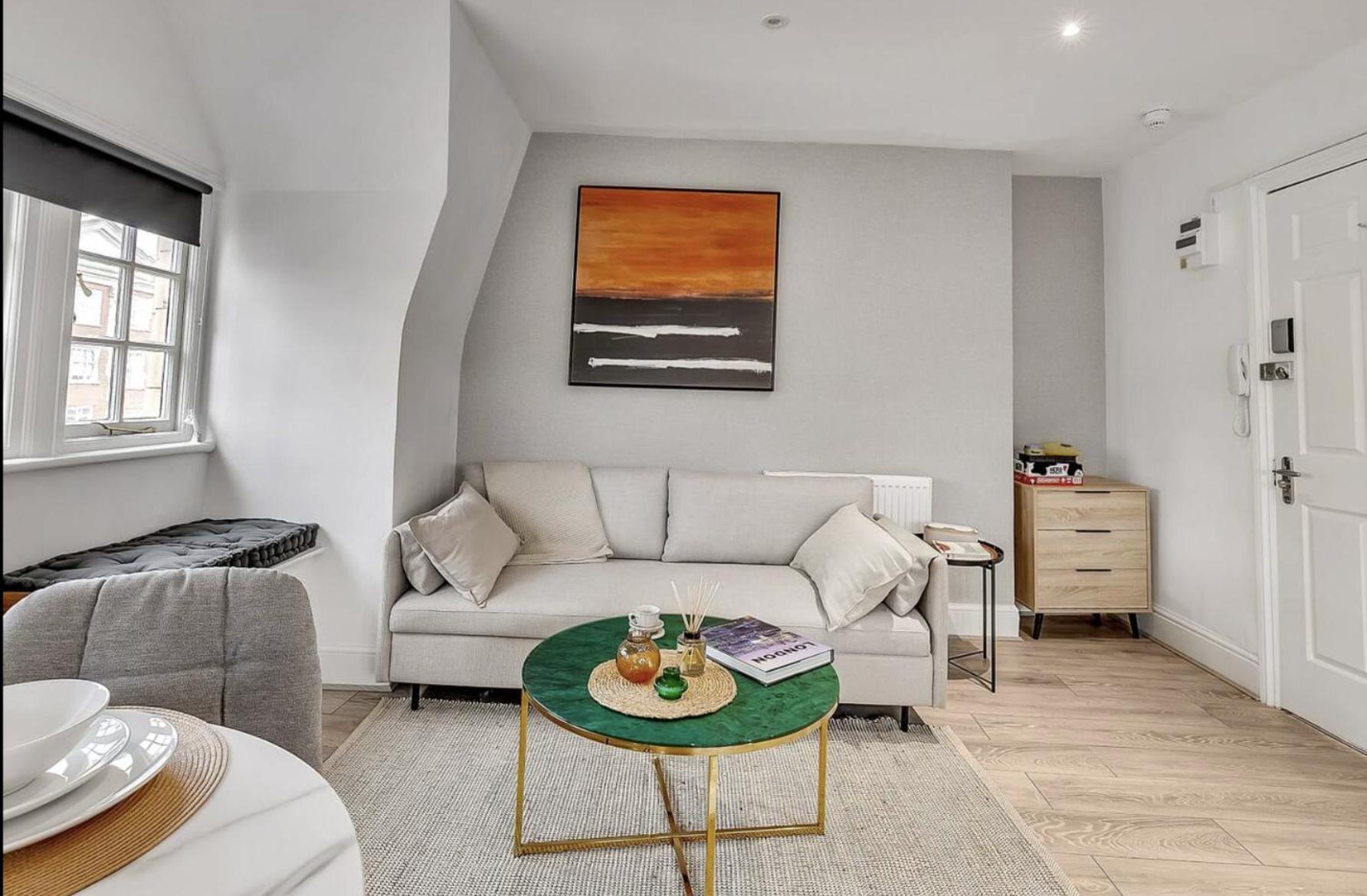 Vibrant Kensington Street Apartment London