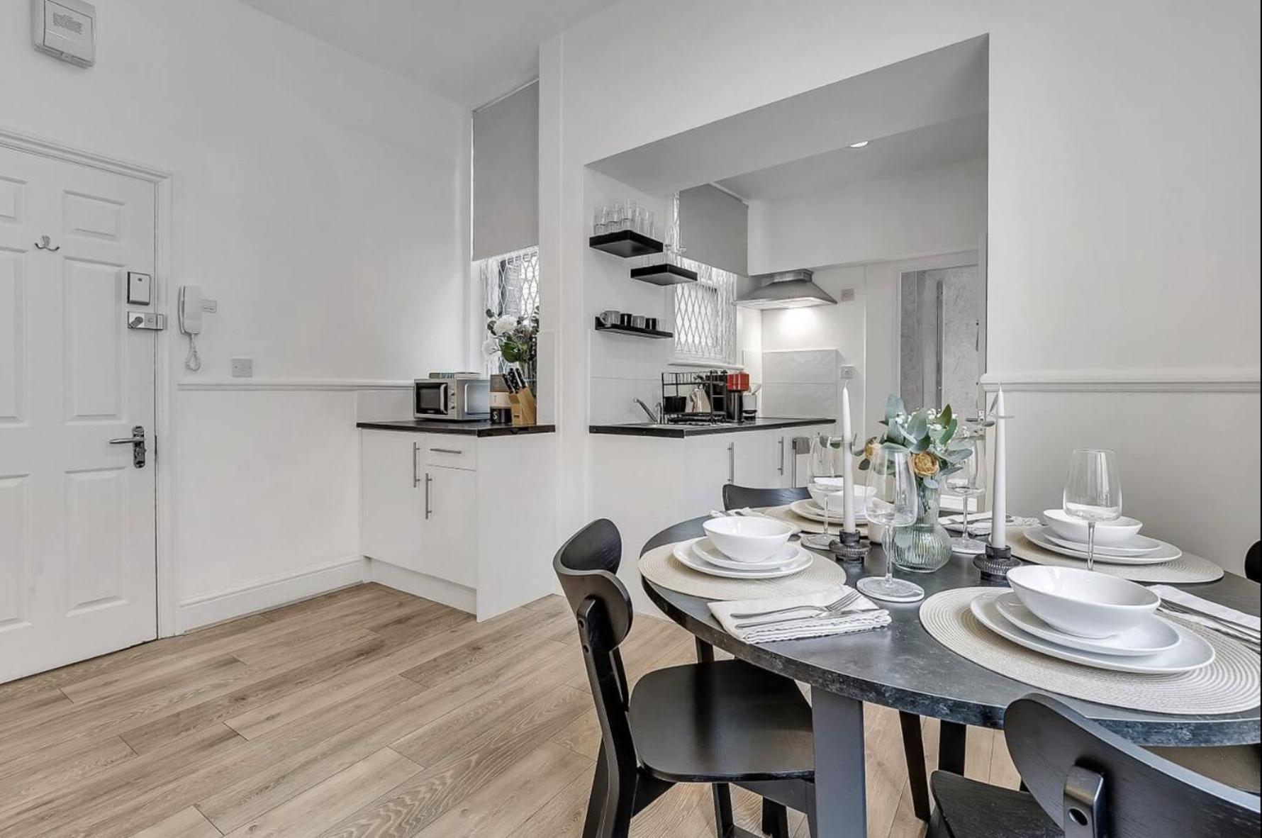 Vibrant Kensington Street Apartment London