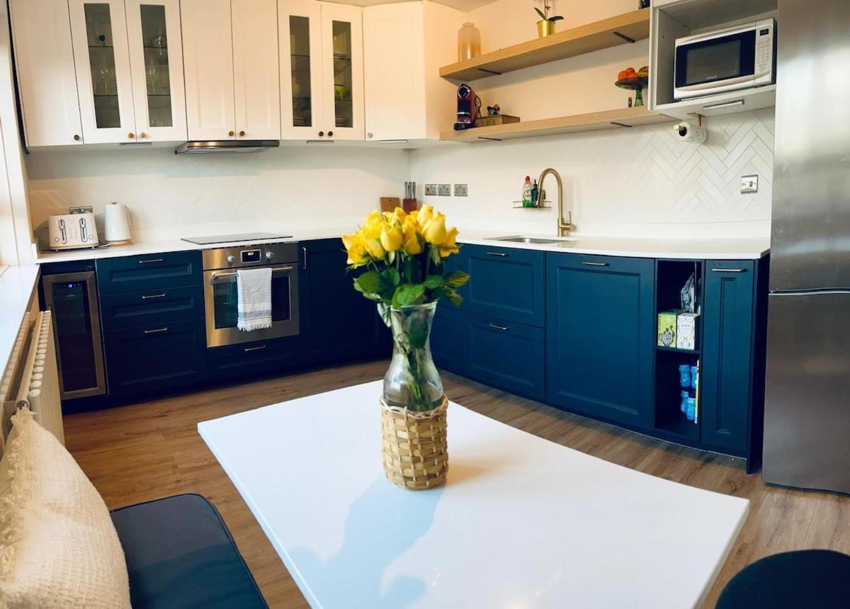 2 Bed Flat With Sunny Terrace * London