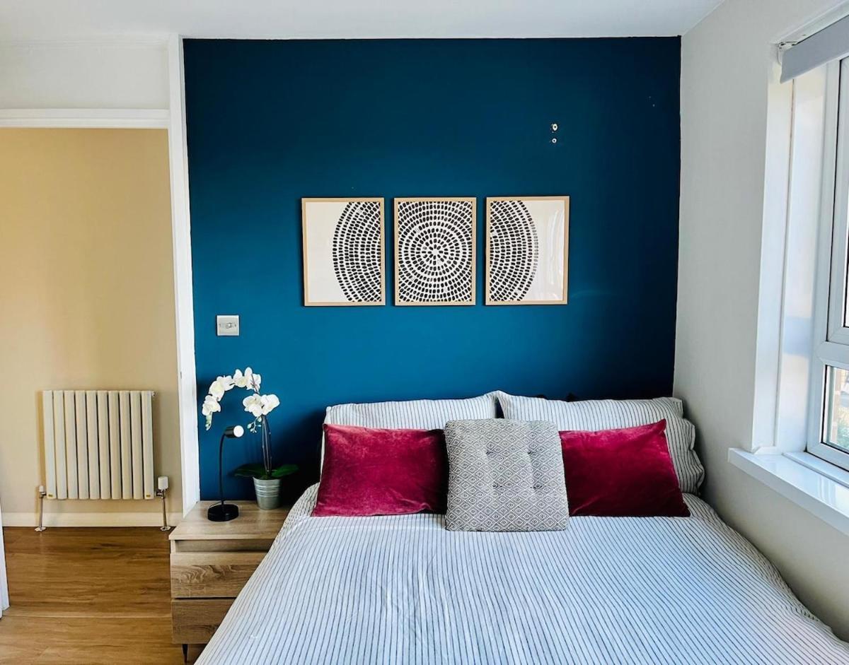 2 Bed Flat With Sunny Terrace Apartment London