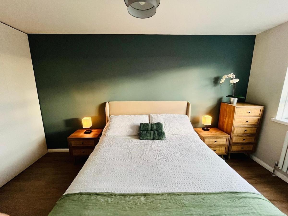 2 Bed Flat With Sunny Terrace * London