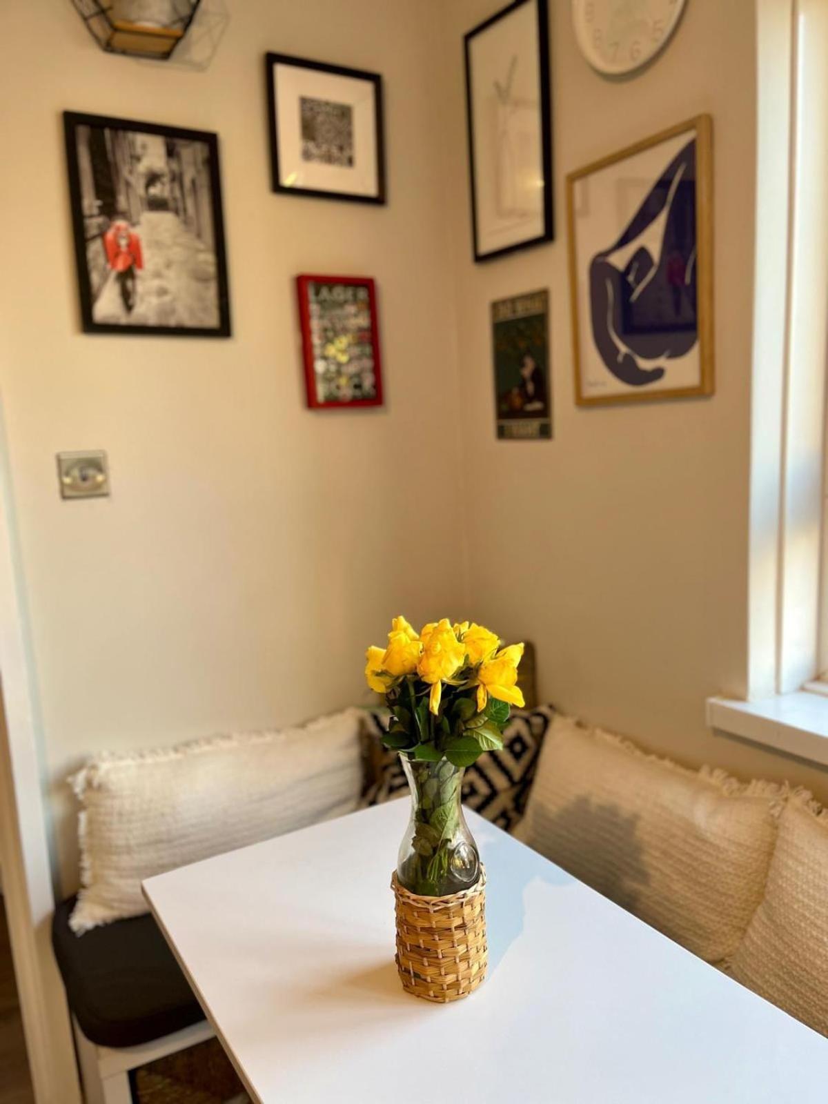 2 Bed Flat With Sunny Terrace *
