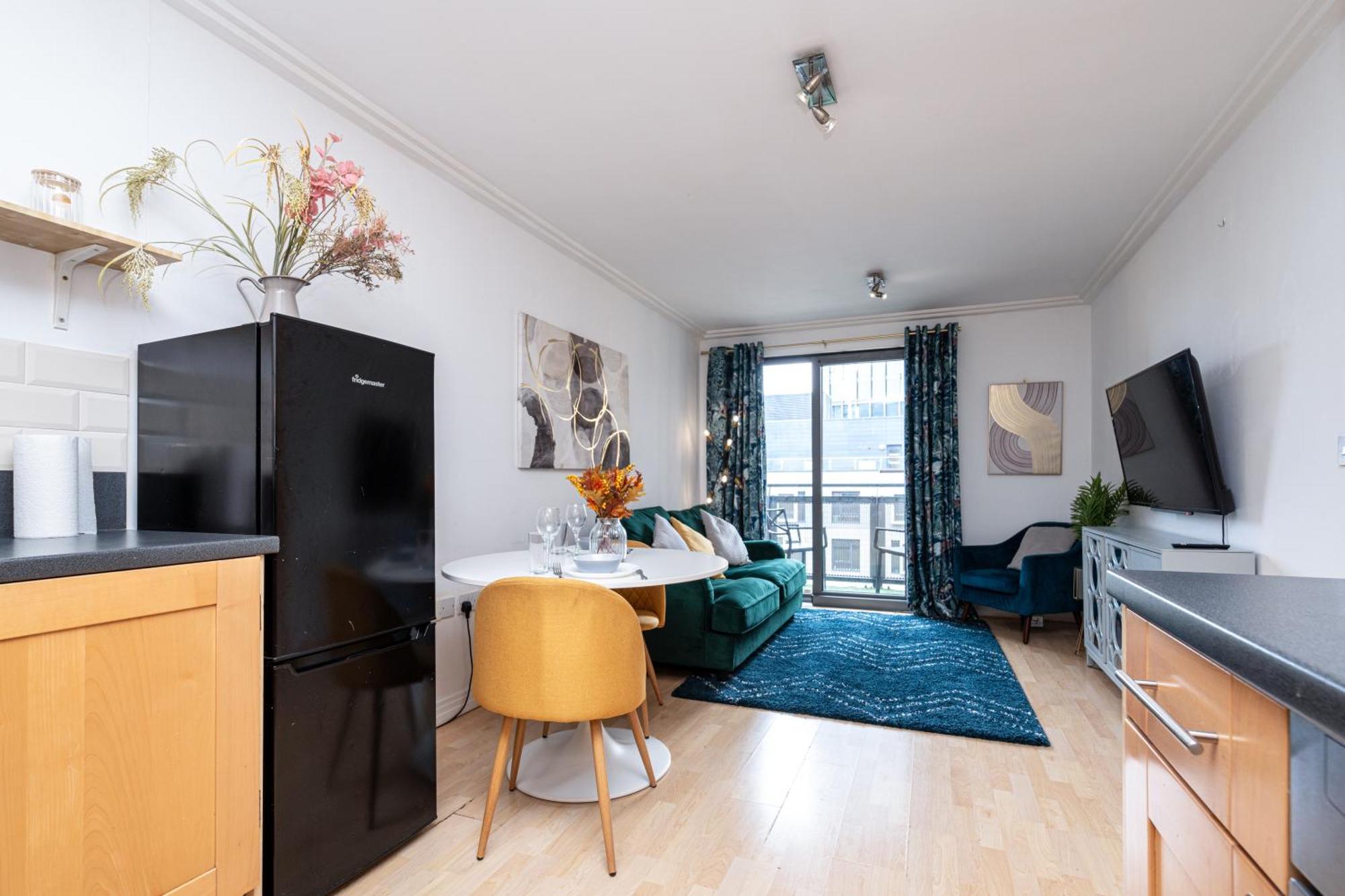 Modern Two Bed Two Bath Opposite Tube Station Apartment