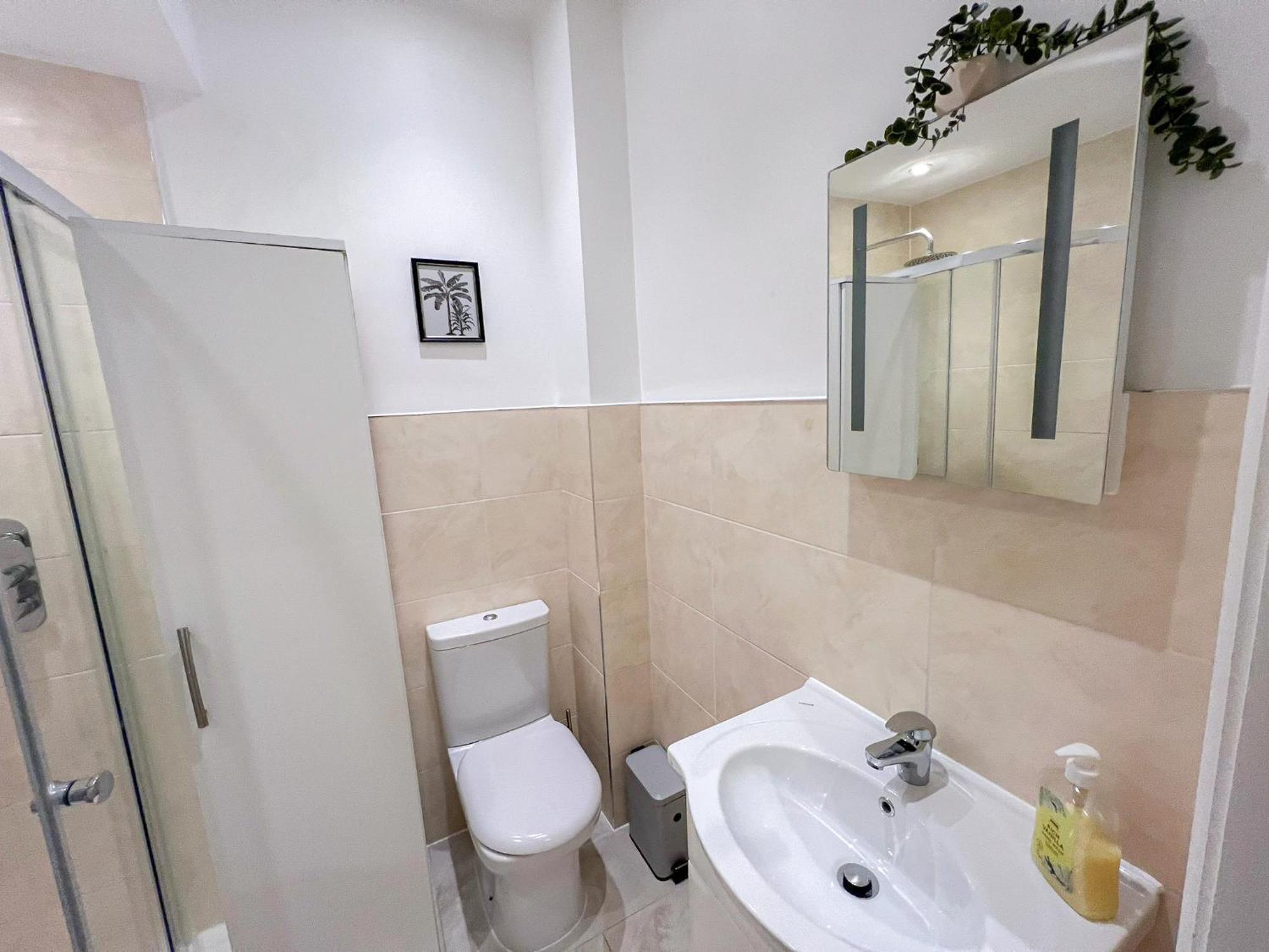 Apartment Cozy 2-bedroom With Free Wi-fi In Shepherds Bush Near Westfield *
