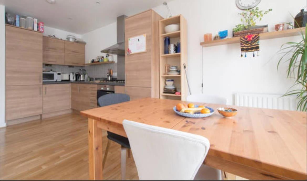 Sunny For 4 Guests, Self Check In Apartment London