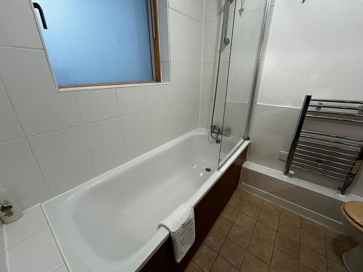 Sunny For 4 Guests, Self Check In Apartment London