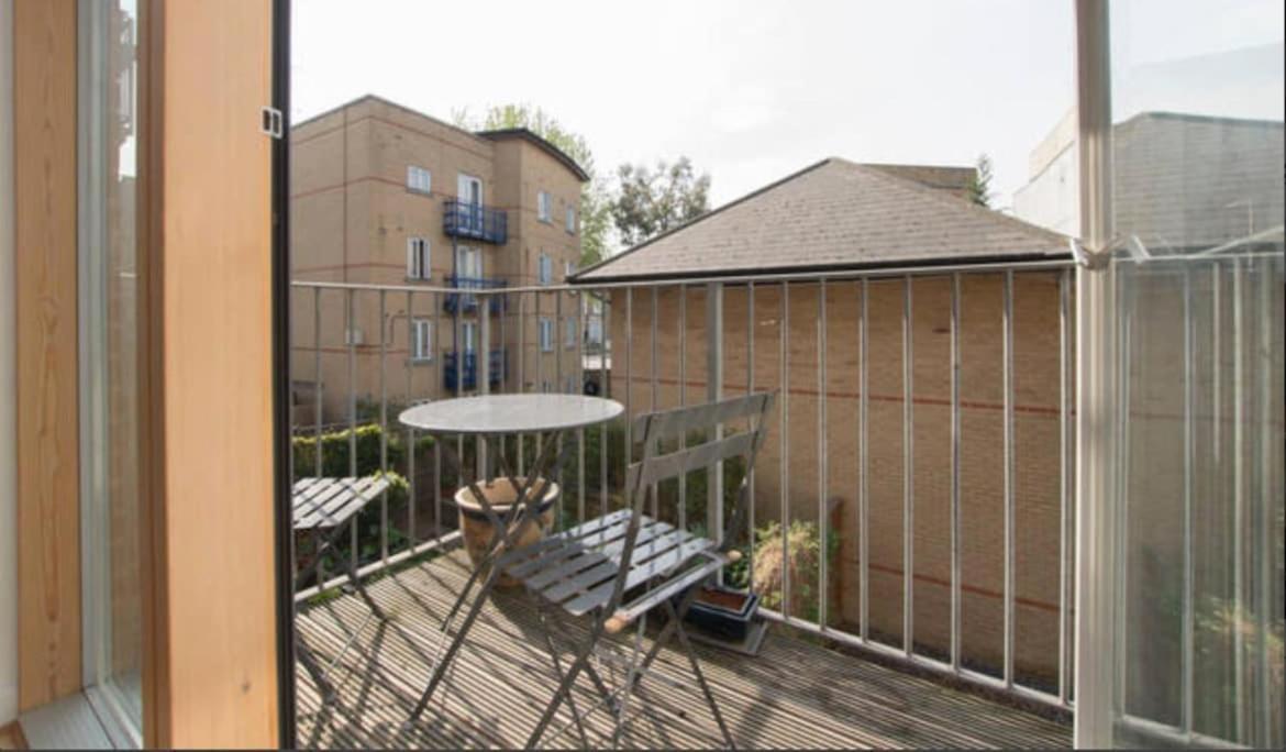 Apartment Sunny For 4 Guests, Self Check In London