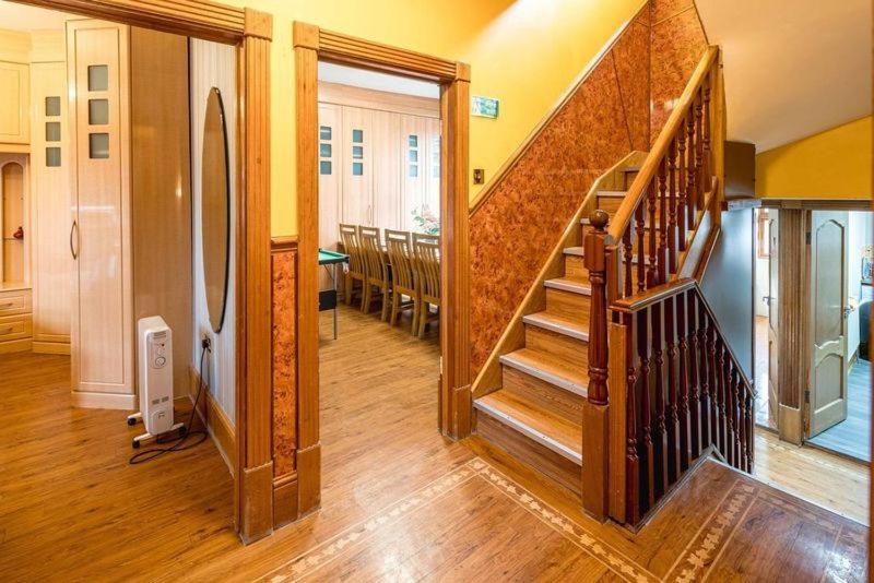 Huge 6 Beds House In Zone 2 London-mobilerateoffers-families-leisure-parking-wifi-pooltable-netflix-sleeps15!