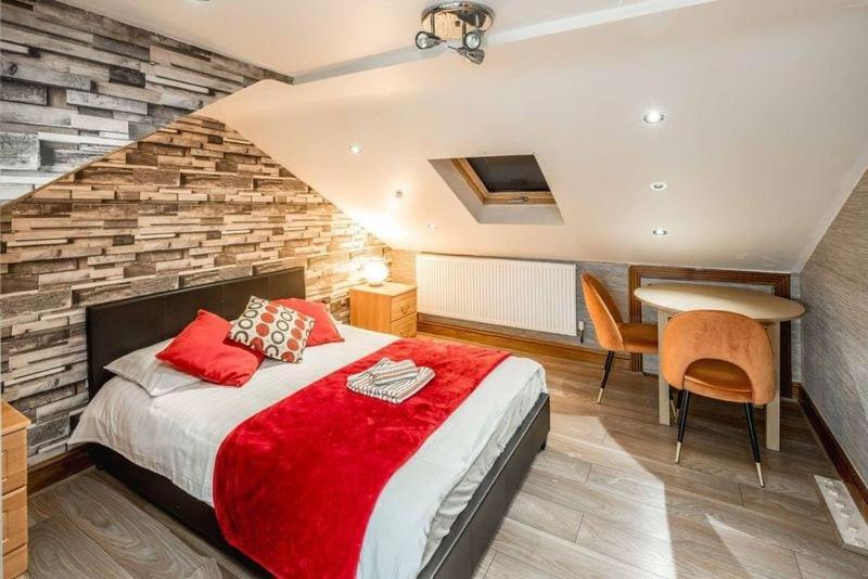 Huge 6 Beds House In Zone 2 London-mobilerateoffers-families-leisure-parking-wifi-pooltable-netflix-sleeps15! Apartment London
