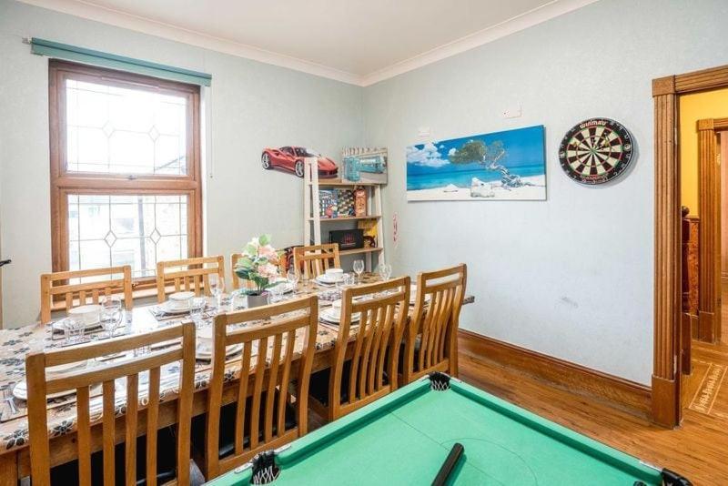 Huge 6 Beds House In Zone 2 London-mobilerateoffers-families-leisure-parking-wifi-pooltable-netflix-sleeps15! Apartment *