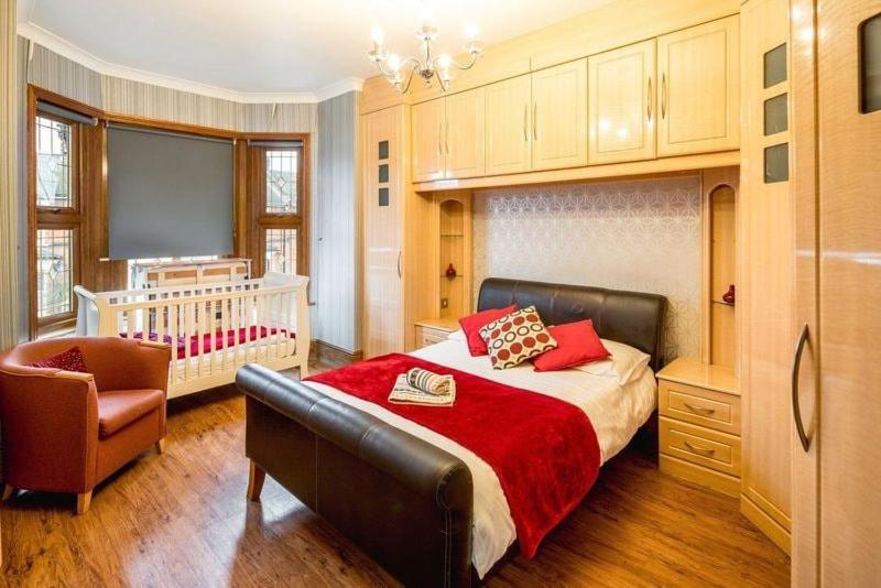 Huge 6 Beds House In Zone 2 London-mobilerateoffers-families-leisure-parking-wifi-pooltable-netflix-sleeps15! Apartment