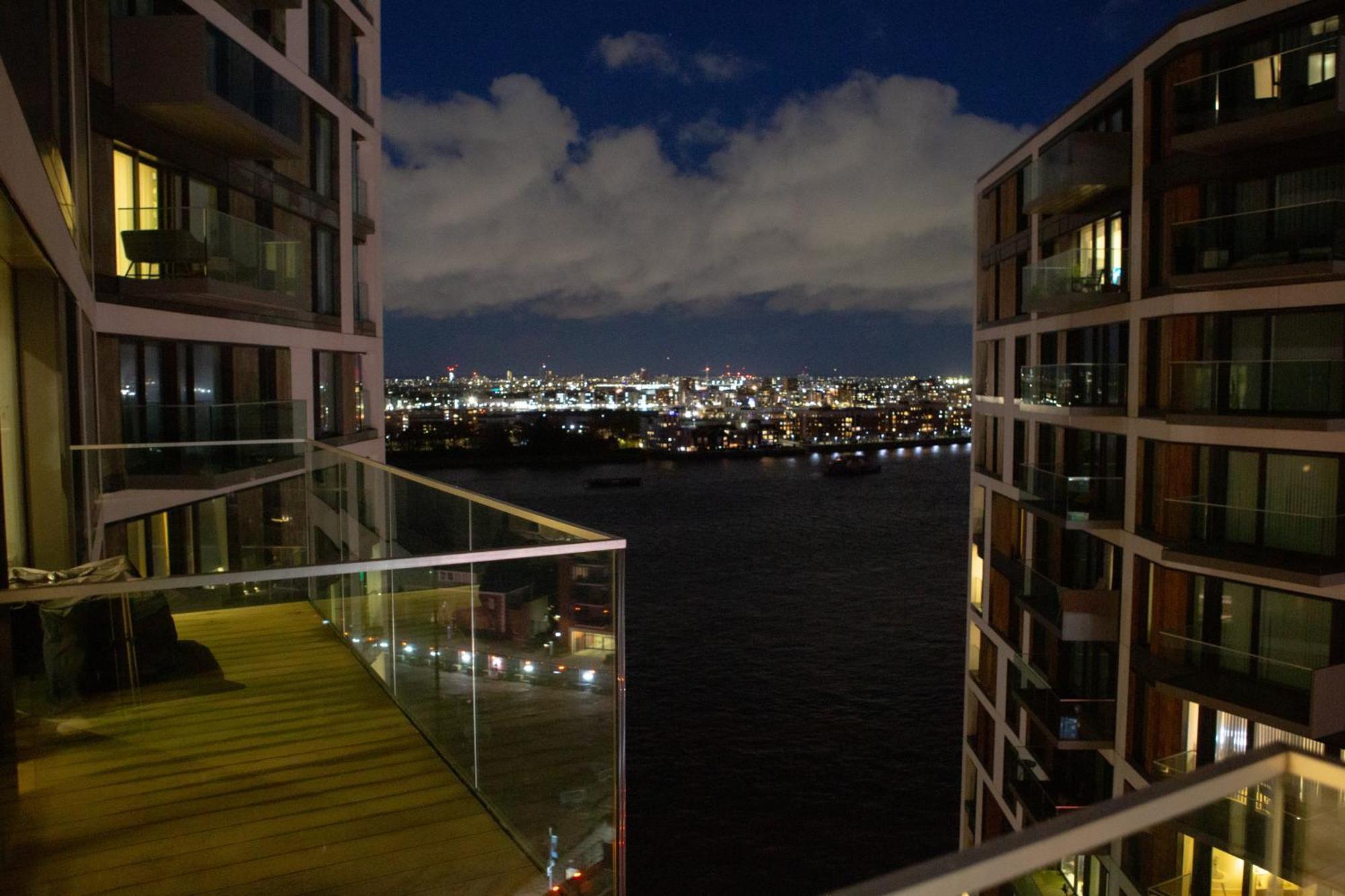 Luxury 1 Bedroom With Riverview Apartment *