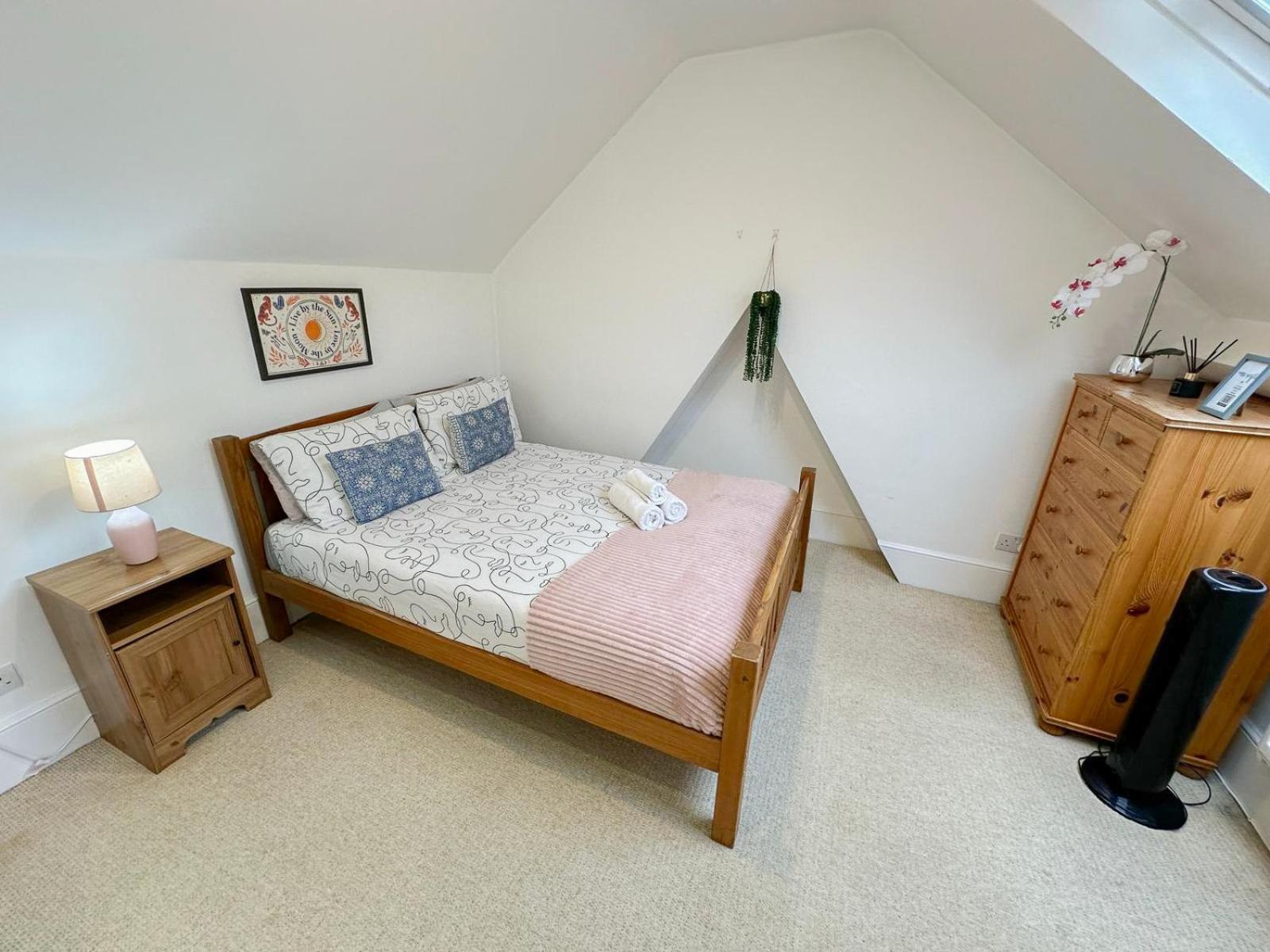 Refined Hammersmith 3-bedroom With Rooftop Terrace Apartment