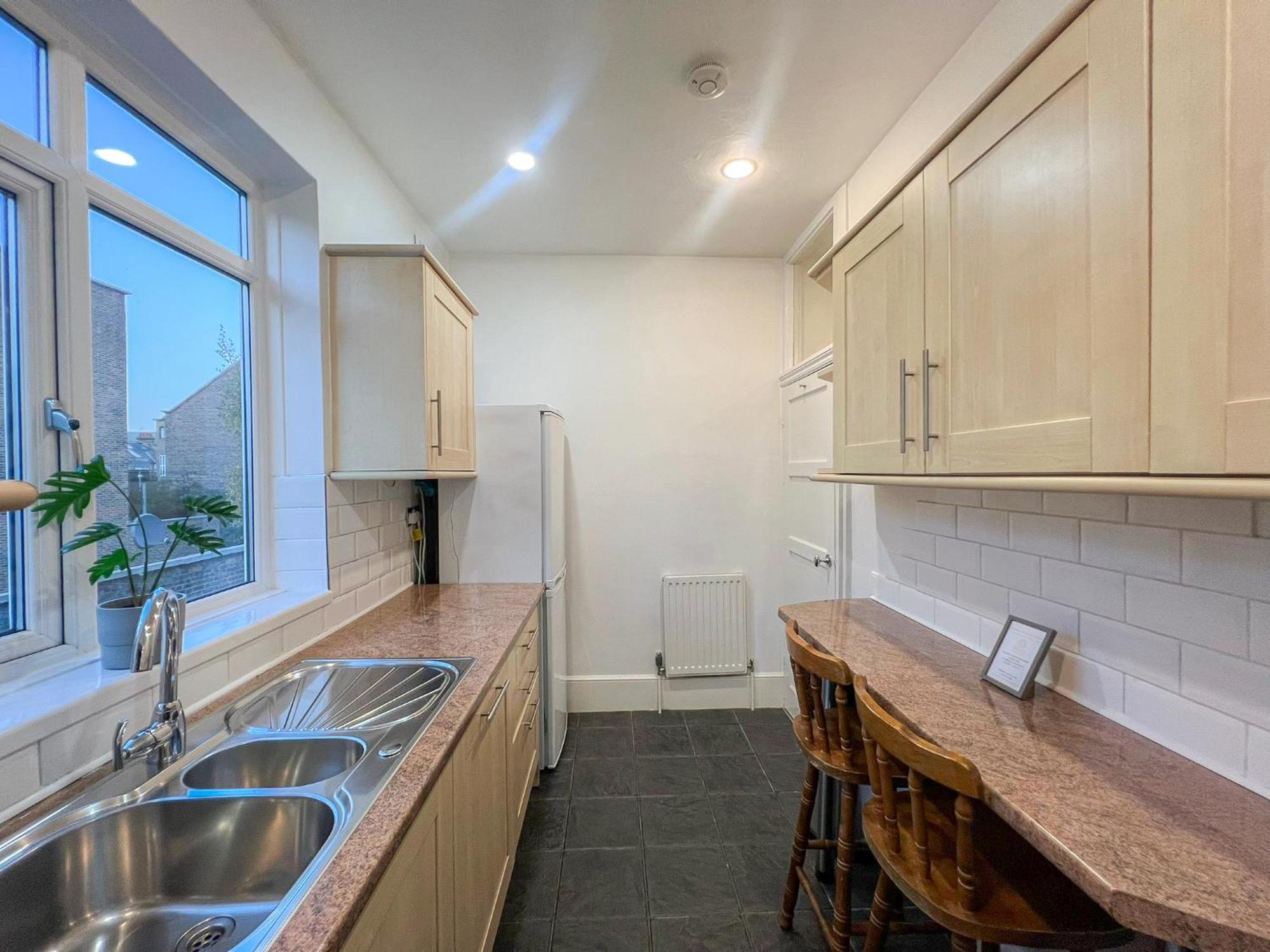 Refined Hammersmith 3-bedroom With Rooftop Terrace Apartment