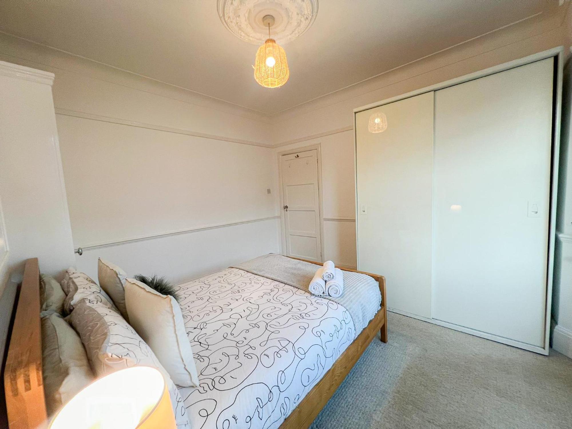 Refined Hammersmith 3-bedroom With Rooftop Terrace Apartment London