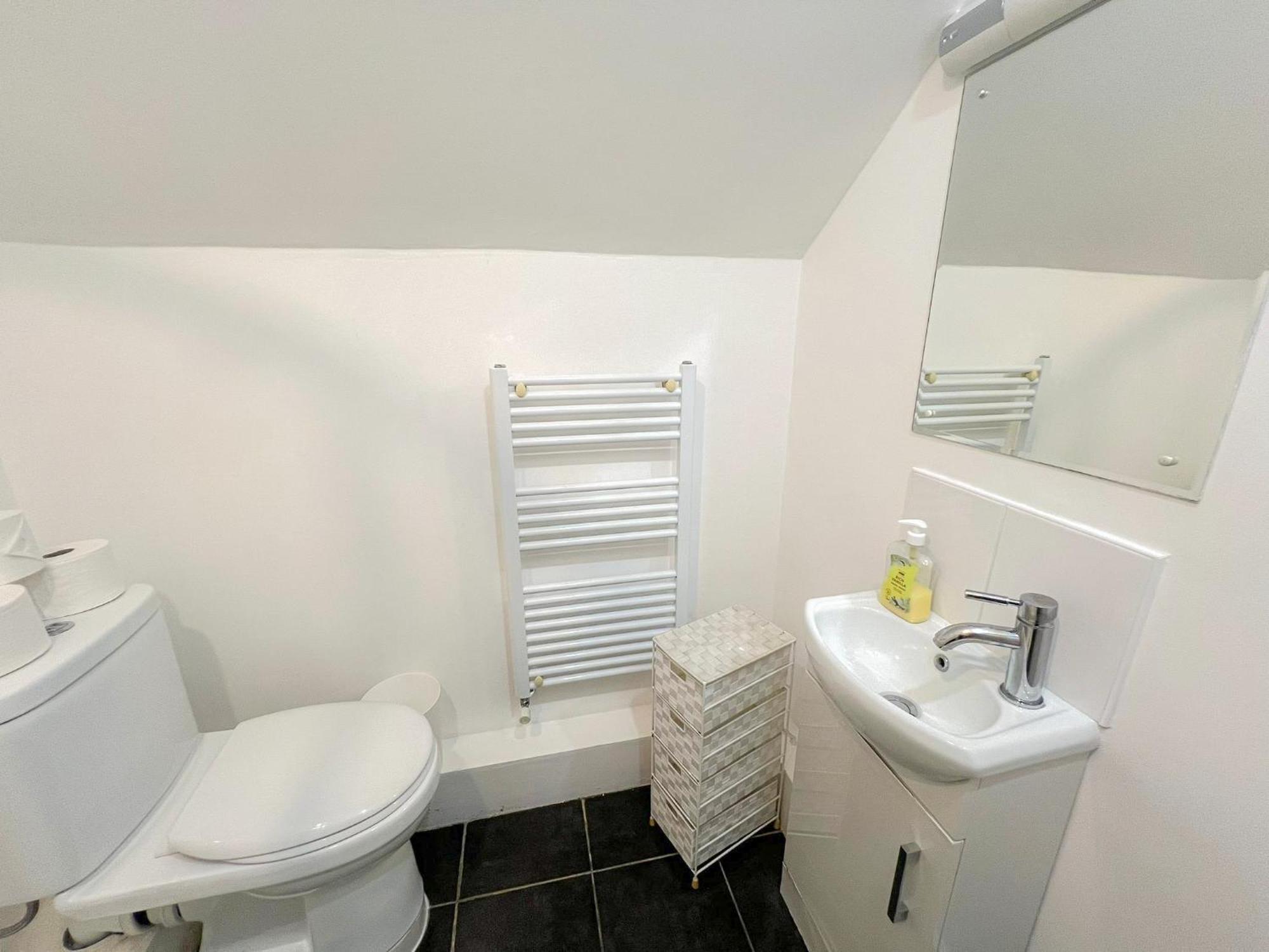 Refined Hammersmith 3-bedroom With Rooftop Terrace Apartment