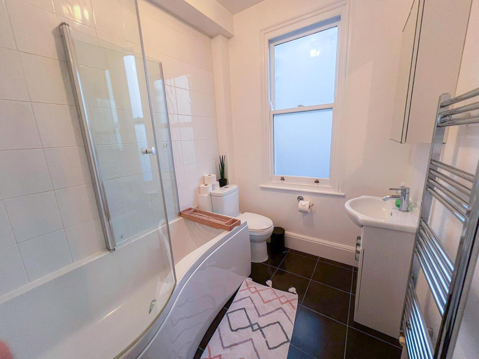 Refined Hammersmith 3-bedroom With Rooftop Terrace Apartment London