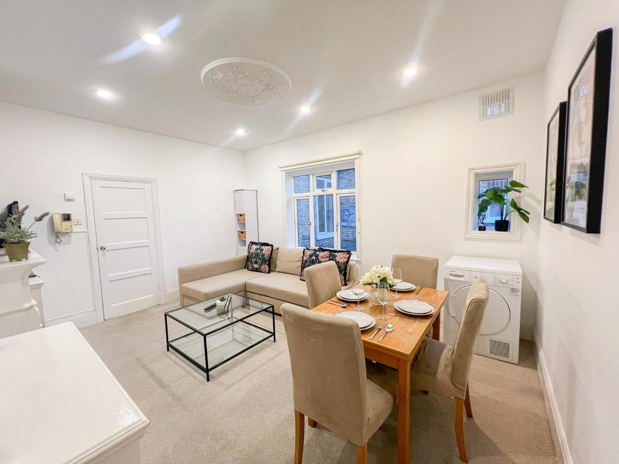 Refined Hammersmith 3-bedroom With Rooftop Terrace