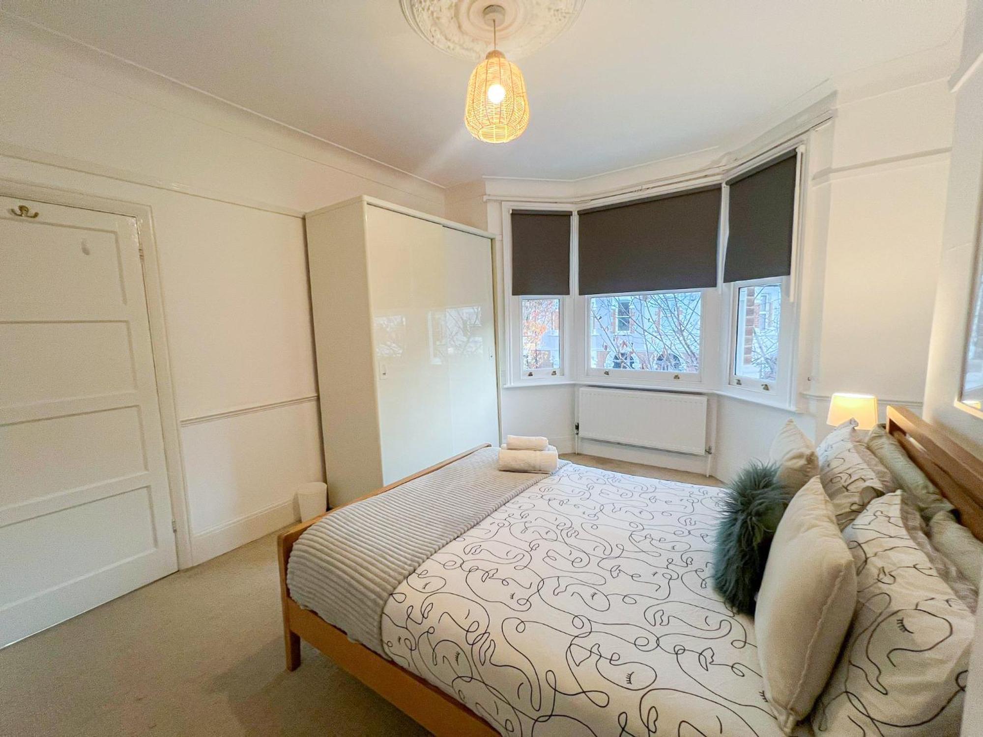 Refined Hammersmith 3-bedroom With Rooftop Terrace Apartment *