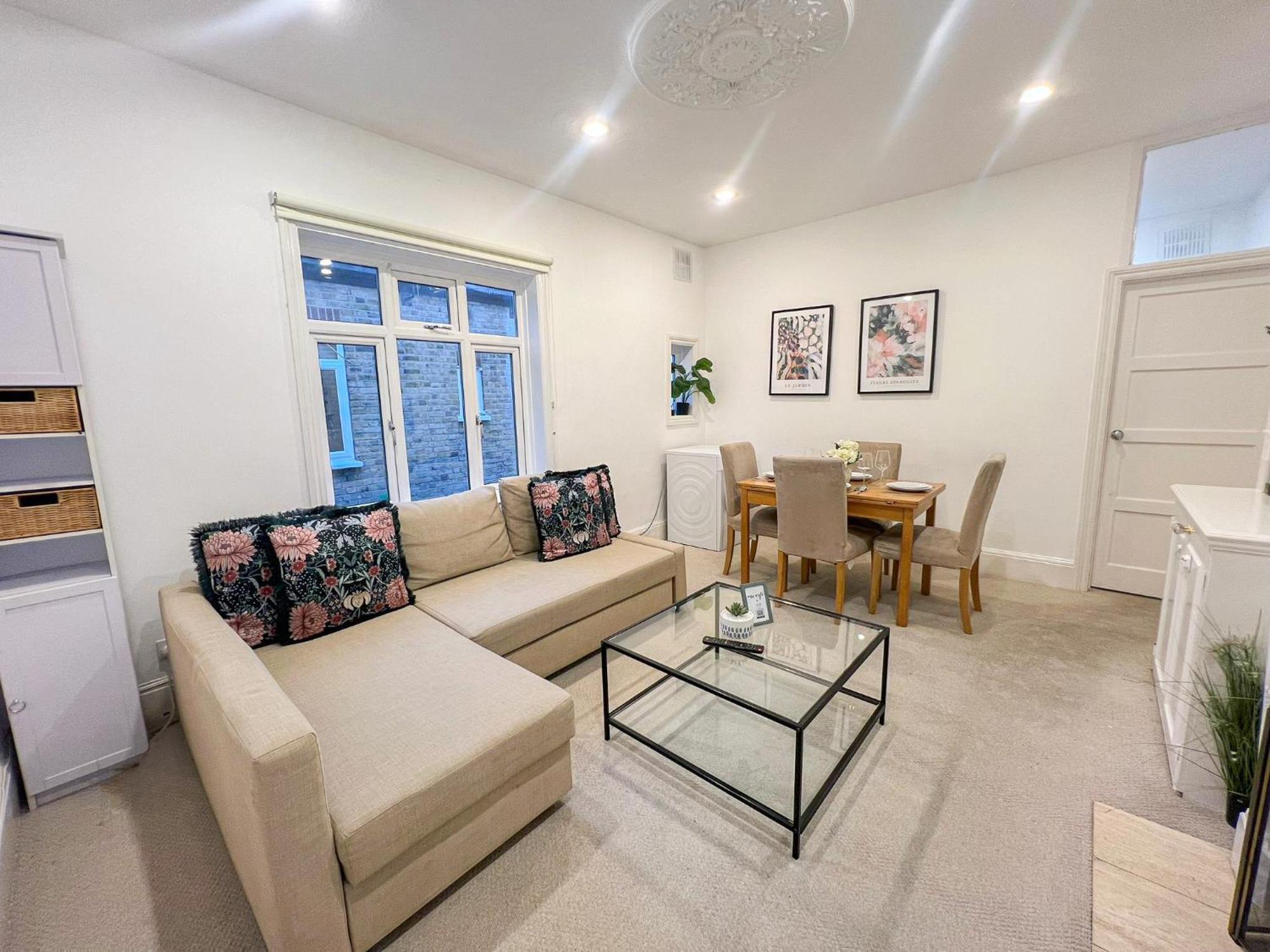 Apartment Refined Hammersmith 3-bedroom With Rooftop Terrace *