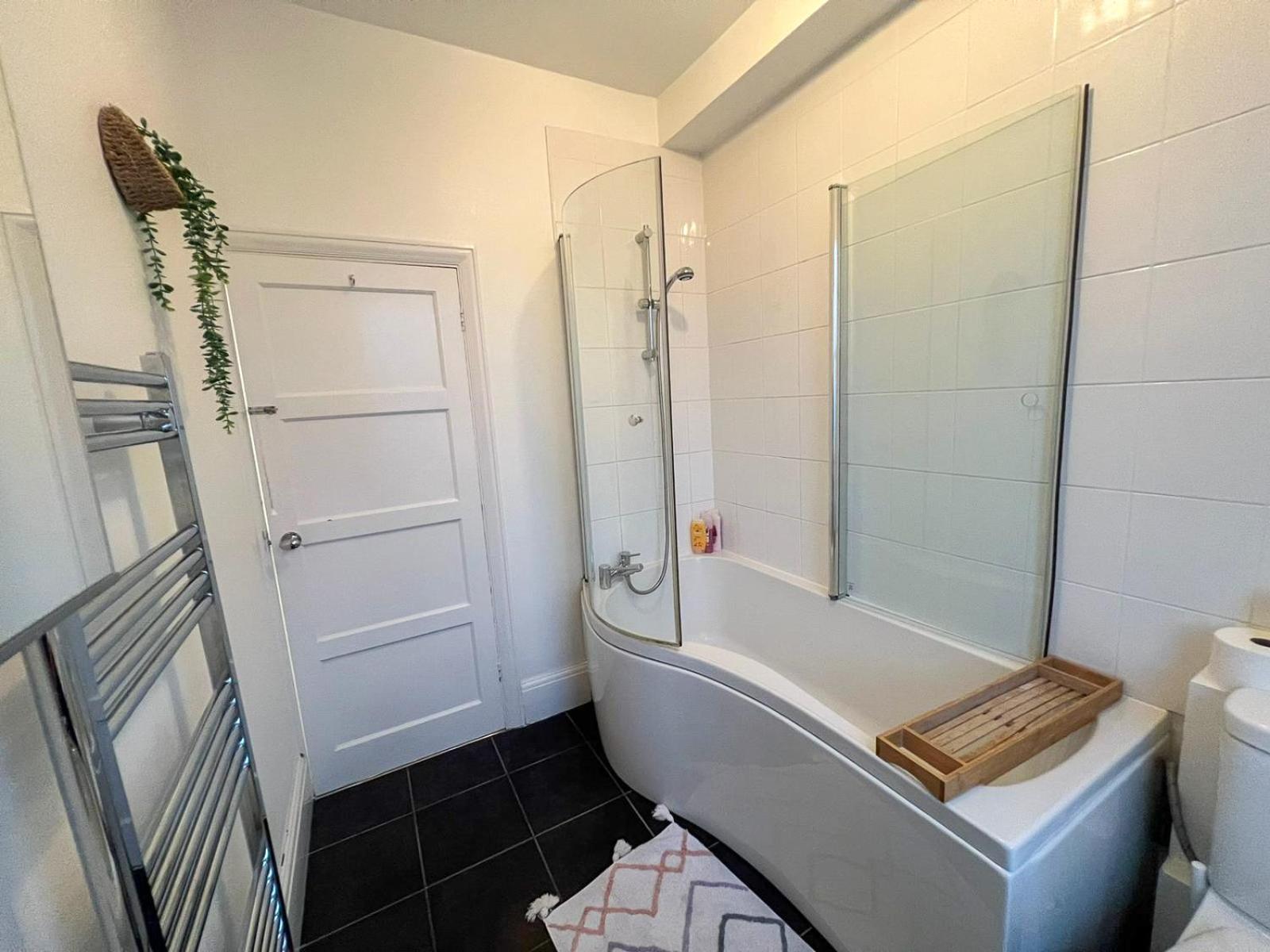 Refined Hammersmith 3-bedroom With Rooftop Terrace Apartment London