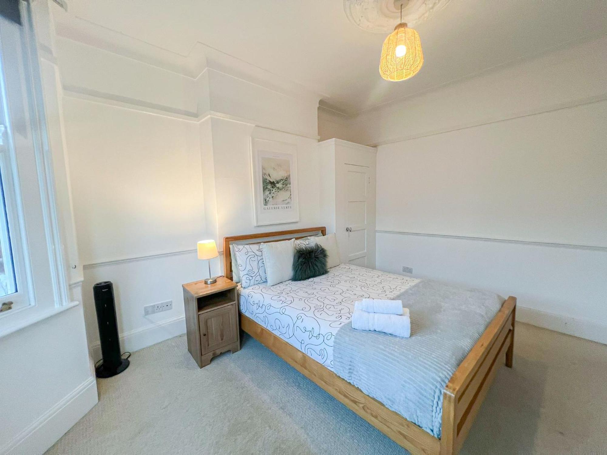 Refined Hammersmith 3-bedroom With Rooftop Terrace