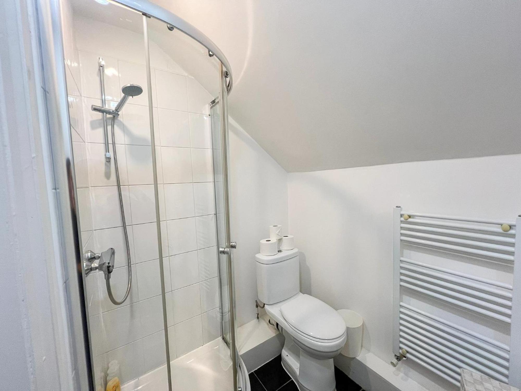 Refined Hammersmith 3-bedroom With Rooftop Terrace Apartment