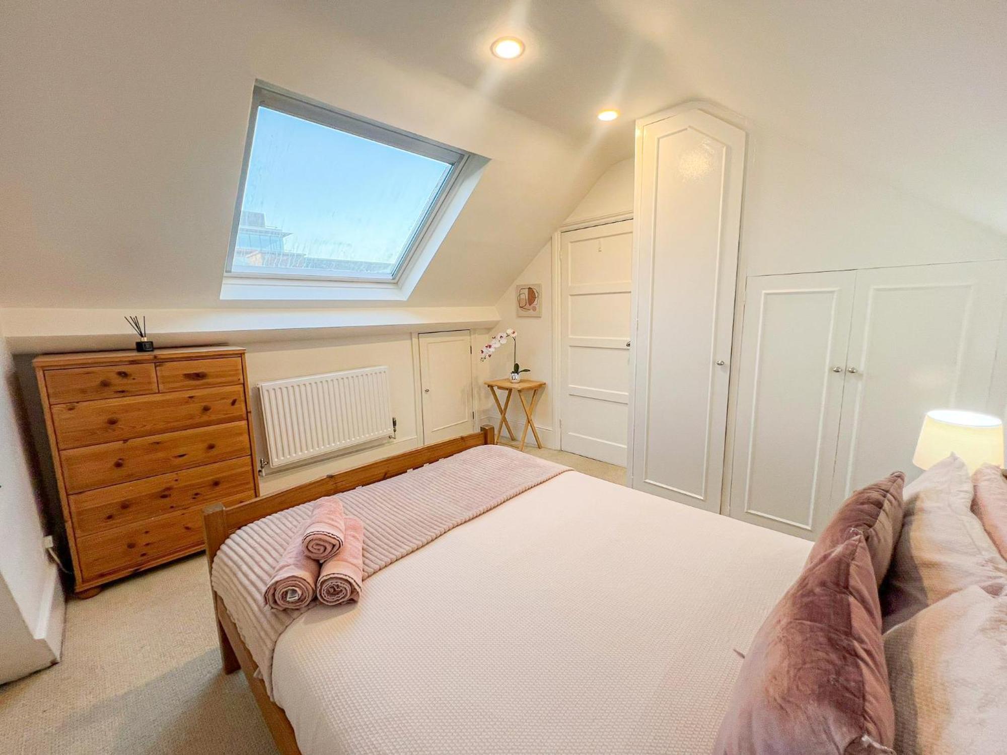 Refined Hammersmith 3-bedroom With Rooftop Terrace Apartment