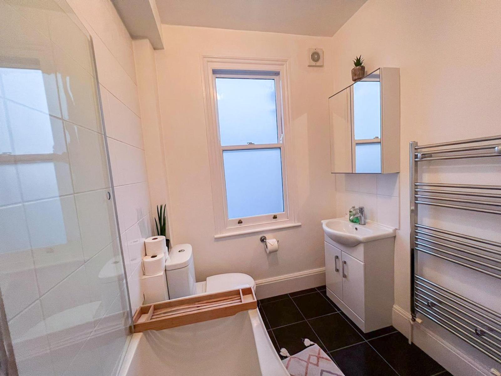 Apartment Refined Hammersmith 3-bedroom With Rooftop Terrace