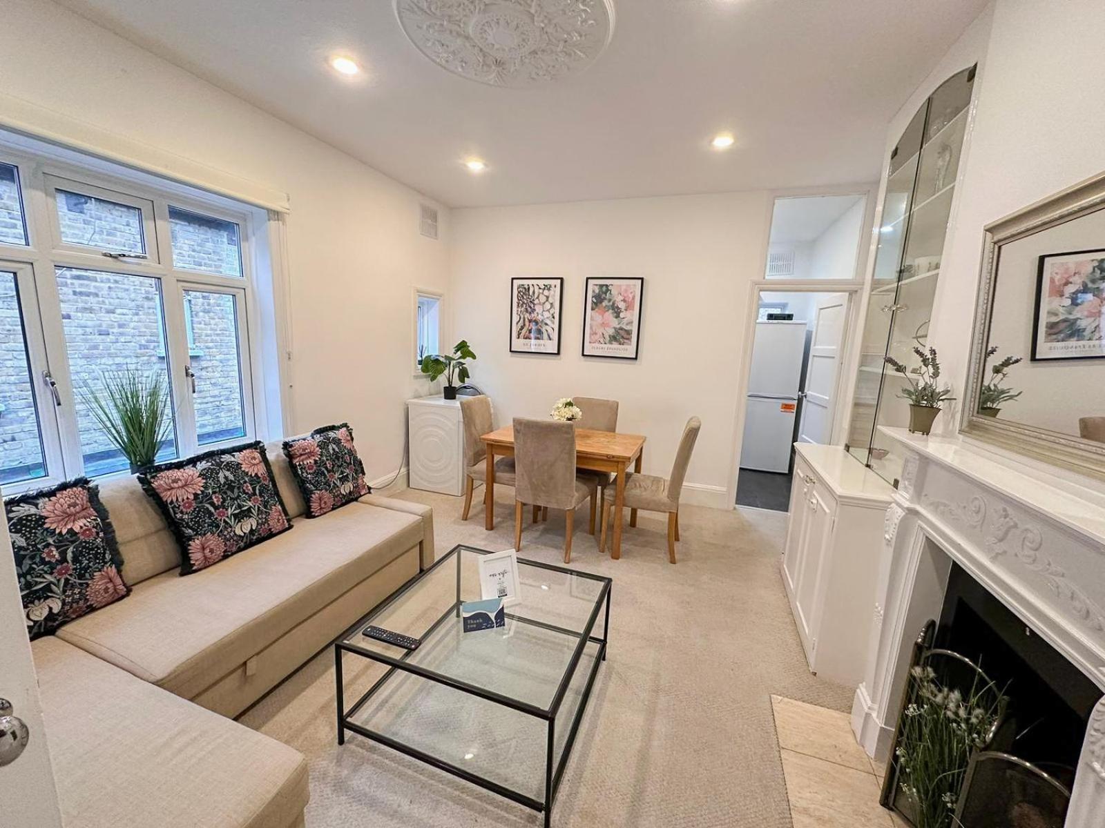 Refined Hammersmith 3-bedroom With Rooftop Terrace Apartment *