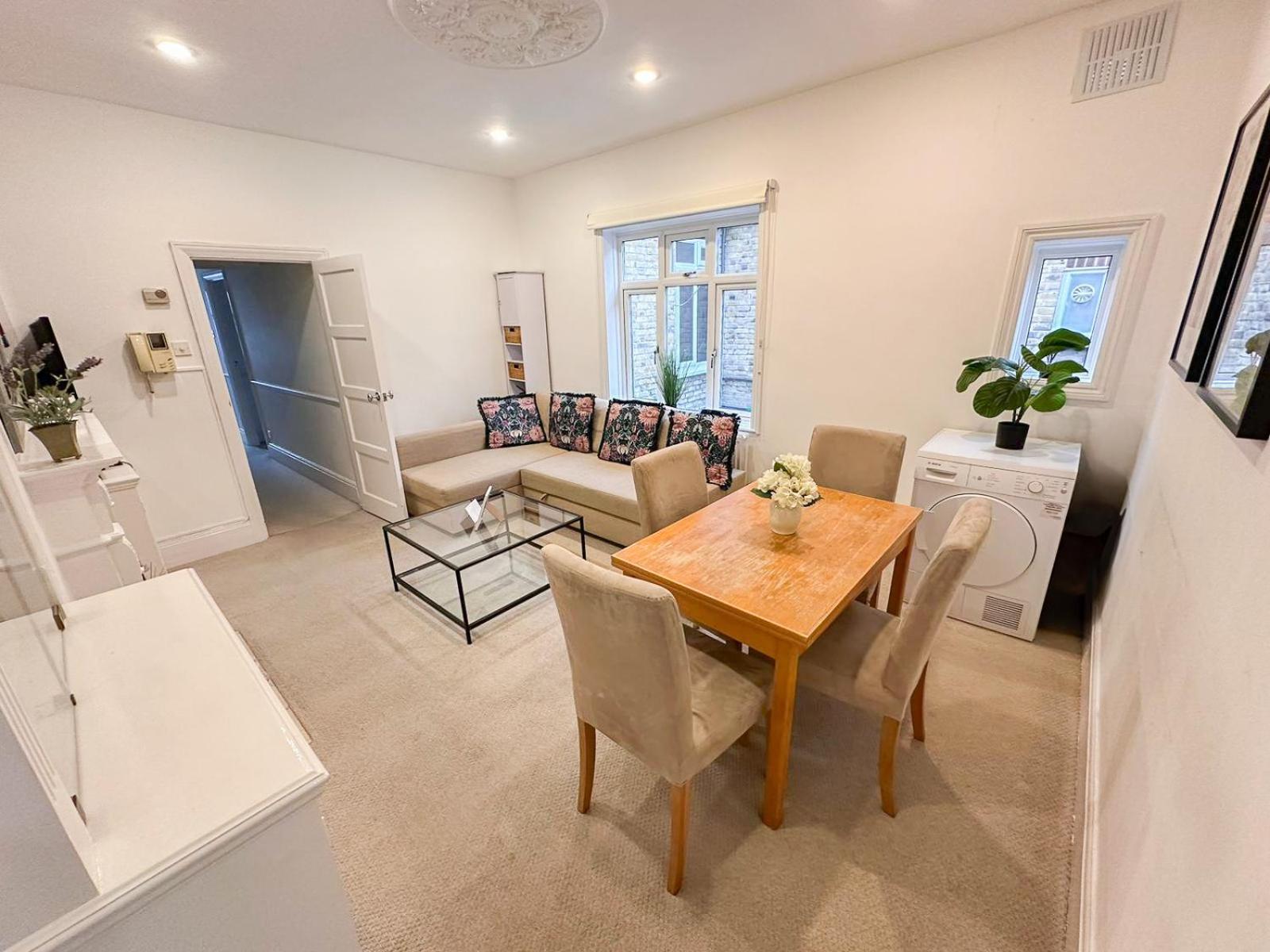 Apartment Refined Hammersmith 3-bedroom With Rooftop Terrace *