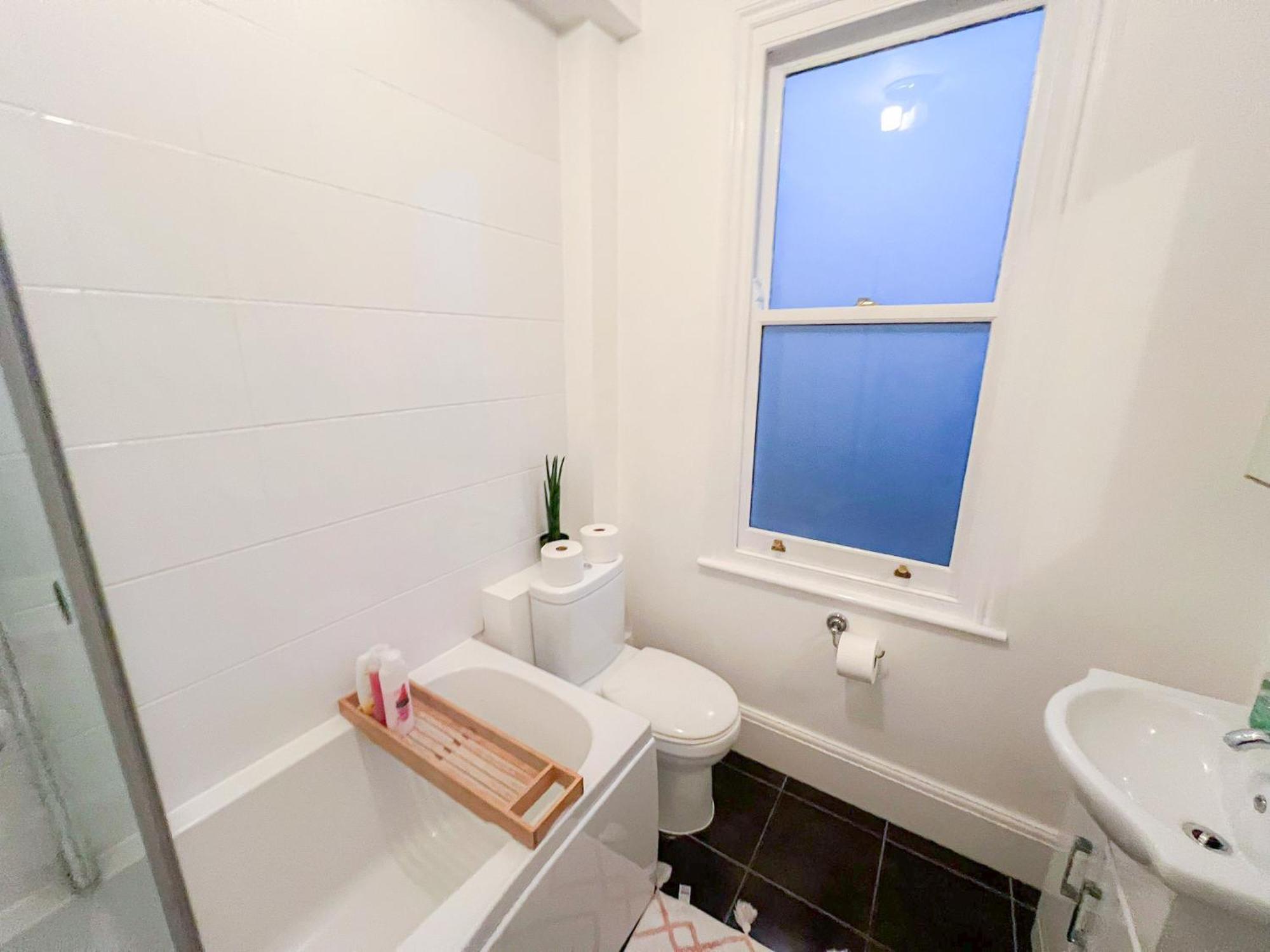 Refined Hammersmith 3-bedroom With Rooftop Terrace Apartment