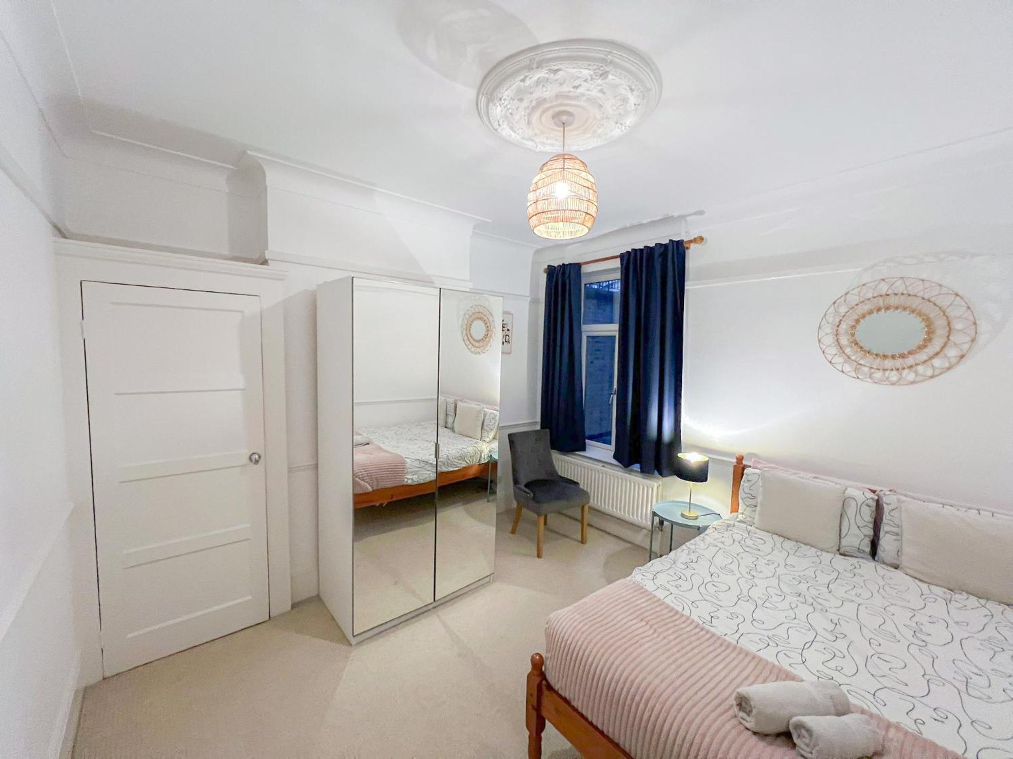 Refined Hammersmith 3-bedroom With Rooftop Terrace Apartment *