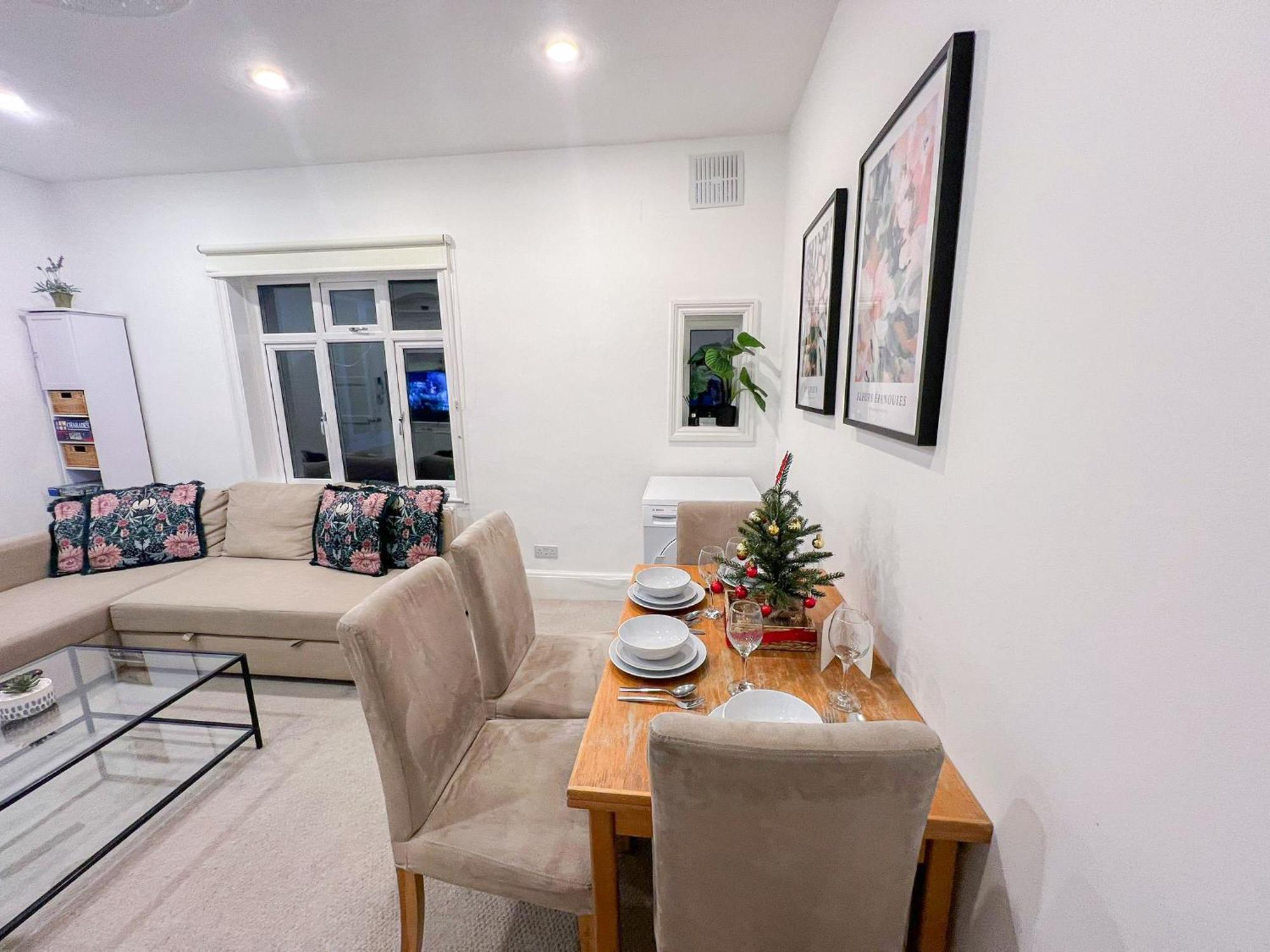 Refined Hammersmith 3-bedroom With Rooftop Terrace Apartment *