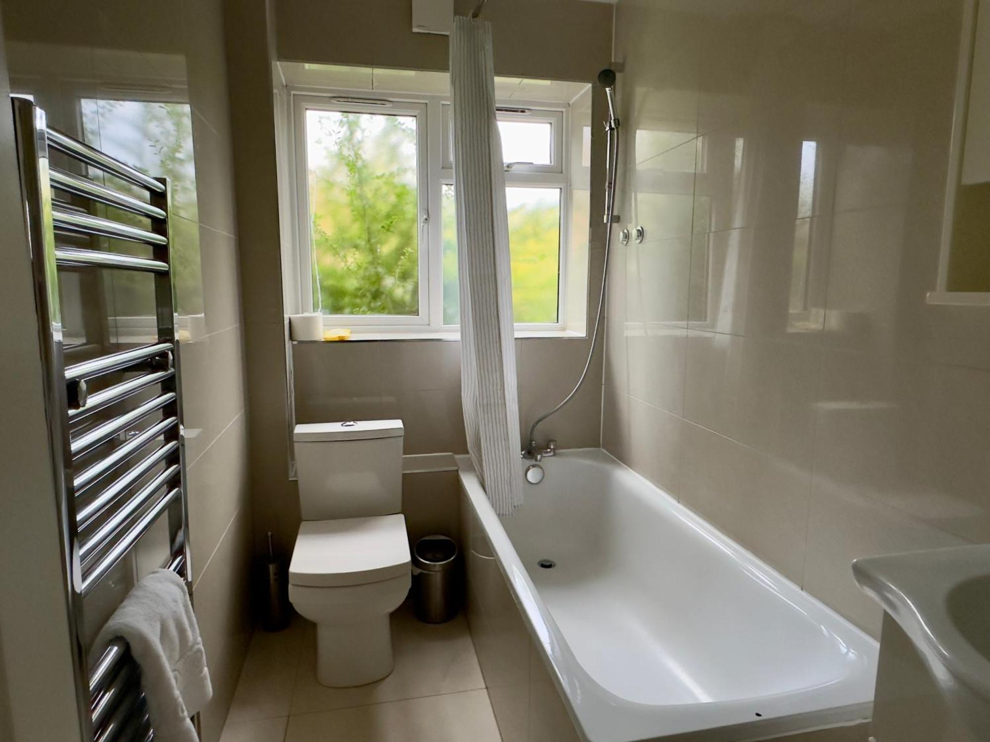 Serene 2 Bedroom Flat Free Off-street Parking Large Suv Close To Tube Apartment *