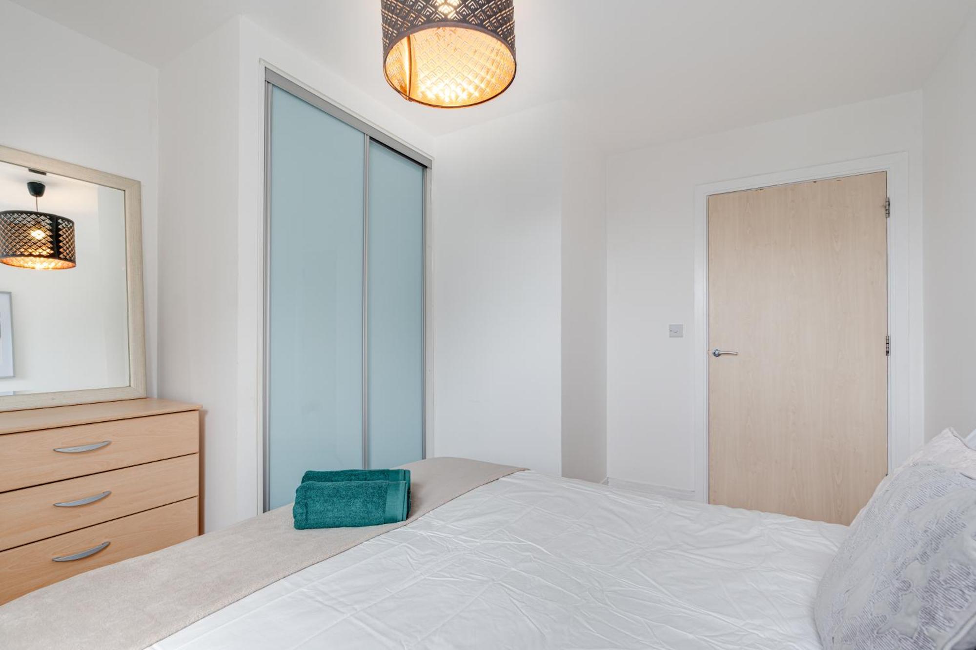 Cosy One Bedroom Flat Opposite Station Apartment London
