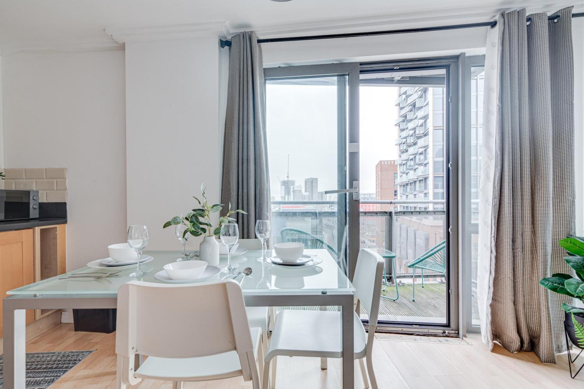 Cosy One Bedroom Flat Opposite Station *