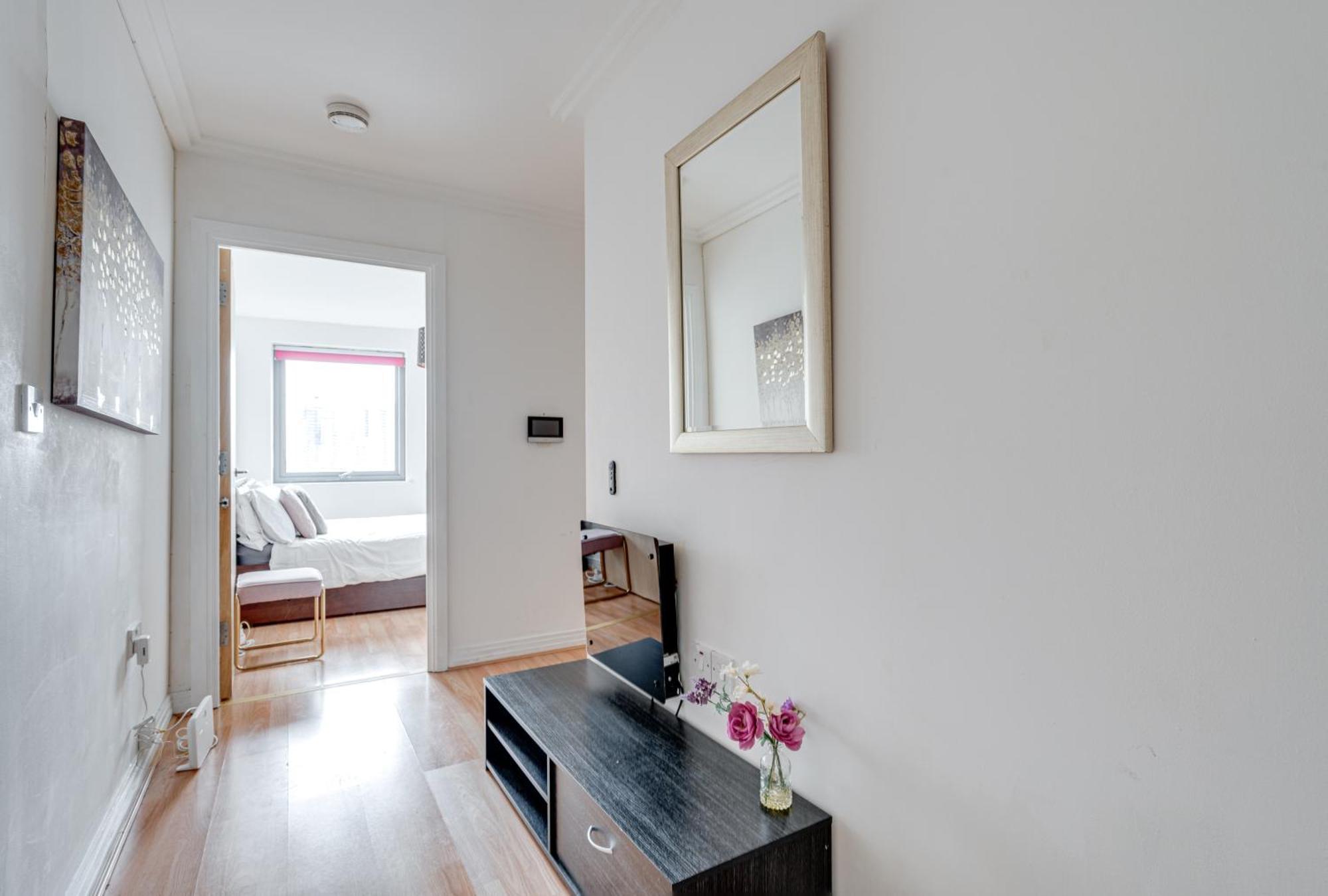 Cosy One Bedroom Flat Opposite Station Apartment London